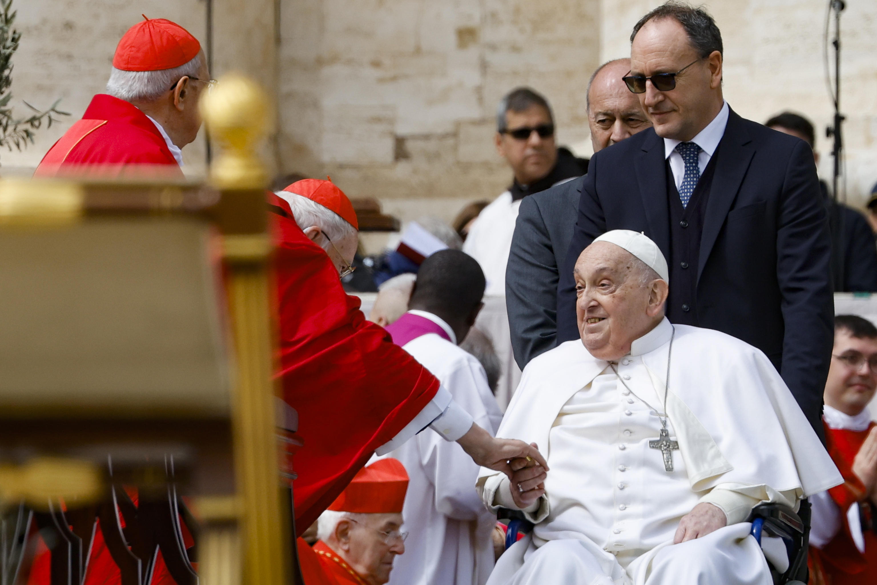 VATICAN CITY (Vatican City State (Holy See)), 13/04/2025.- Pope Francis greets the faithful at the end of the Mass on Palm Sunday in Saint Peter's Square at the Vatican, 13 April 2025. (Papa) EFE/EPA/FABIO FRUSTACI