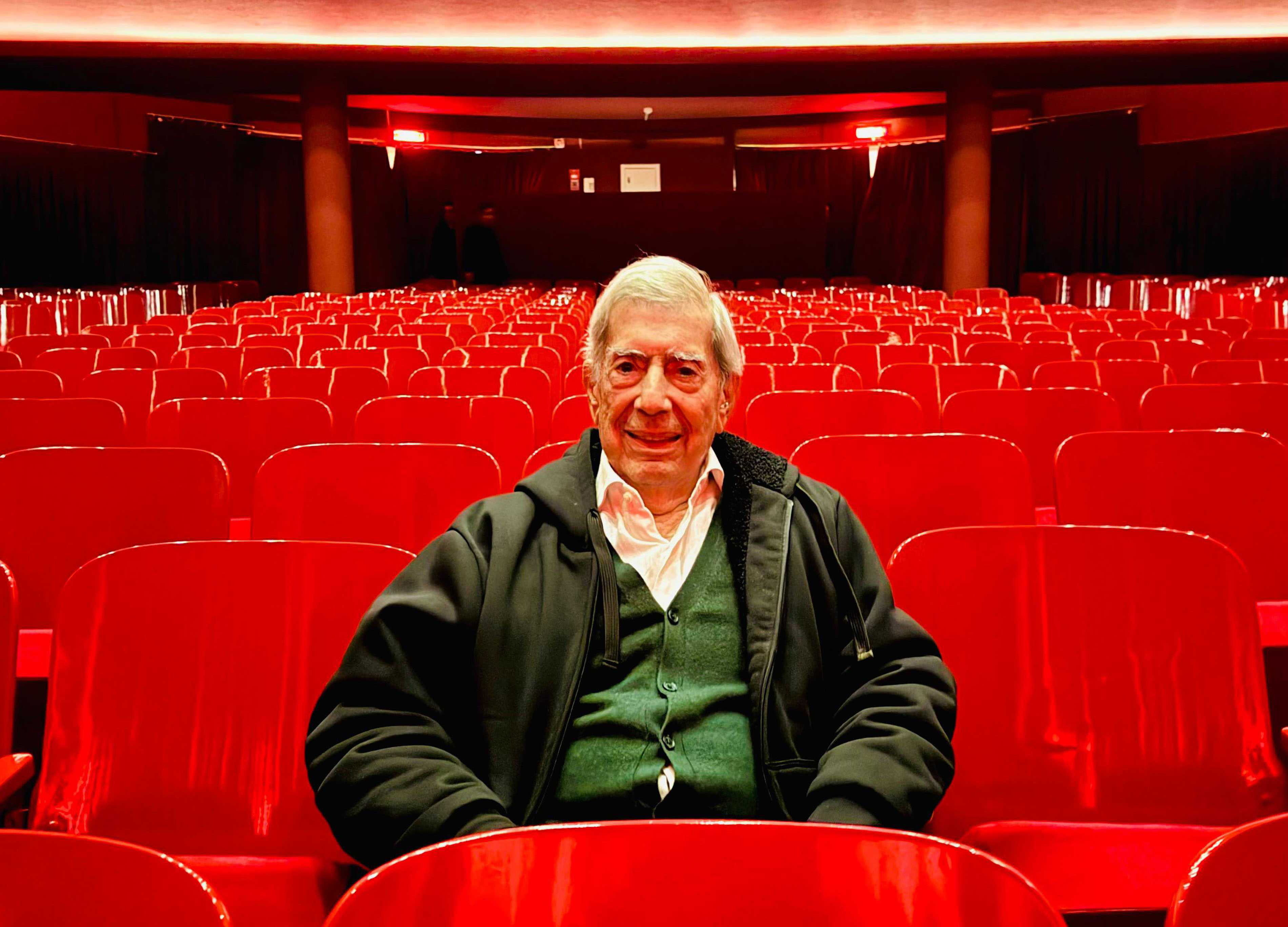 El escritor ganador del Premio Nobel Mario Vargas Llosa falleció a los 89 años en su domicilio de Lima el 13 de abril de 2025, según informaron sus hijos a través de redes sociales. (Foto Prensa Libre: EFE/EPA/TEATRO MARSANO).