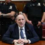 El exproductor de cine, Harvey Weinstein, enfrenta un nuevo juicio por los cargos de agresión sexual en Nueva York, después que en abril de 2024 fue anulado. (Foto Prensa Libre: EFE/EPA/ANGELA WEISS / POOL).