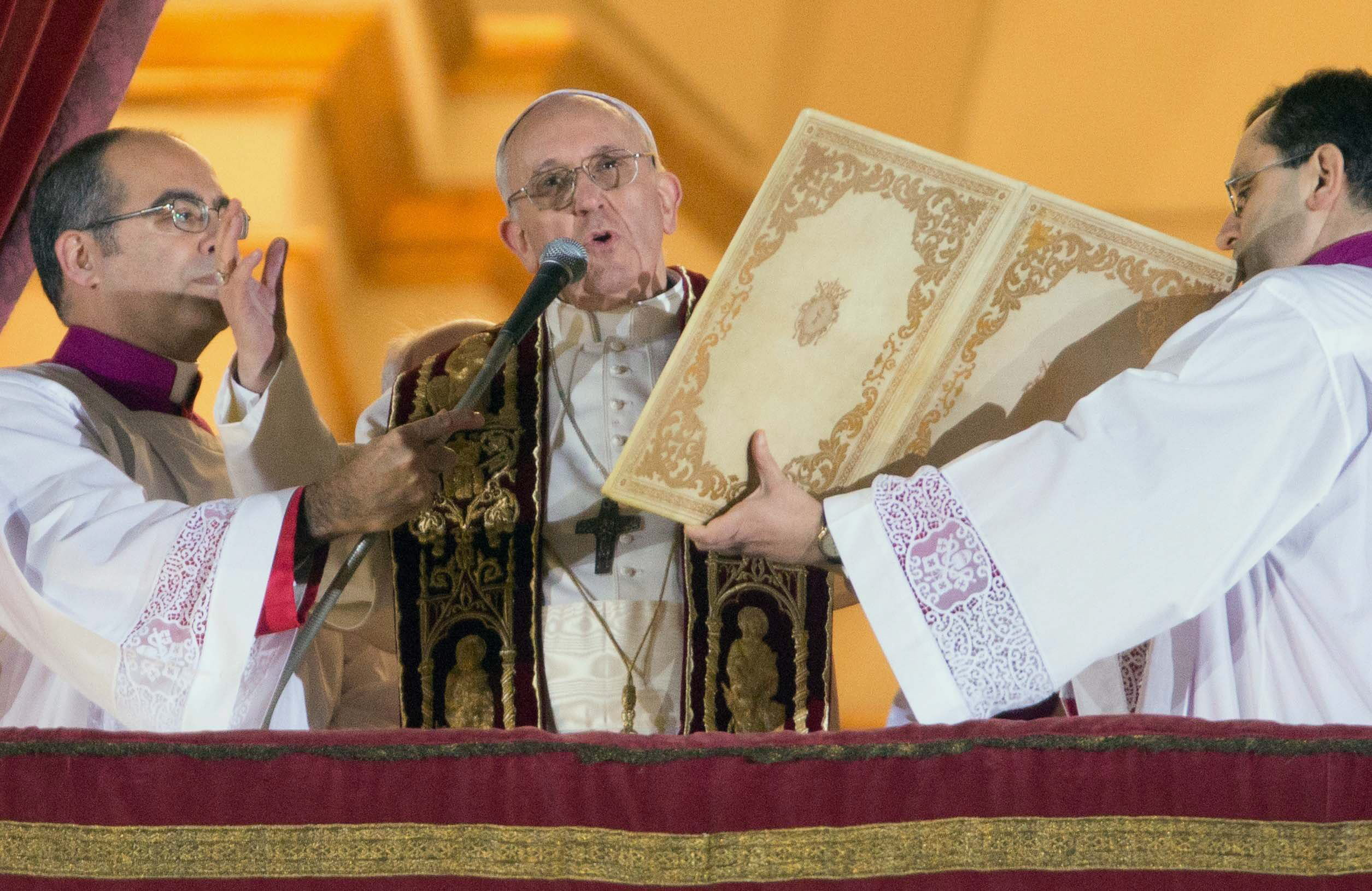 Jorge Mario Bergoglio cuando era cardenal argentino, mientras se dirigía a miles de peregrinos reunidos en la Plaza de San Pedro del Vaticano, tras ser elegido nuevo pontífice. (Foto Prensa Libre: EFE)