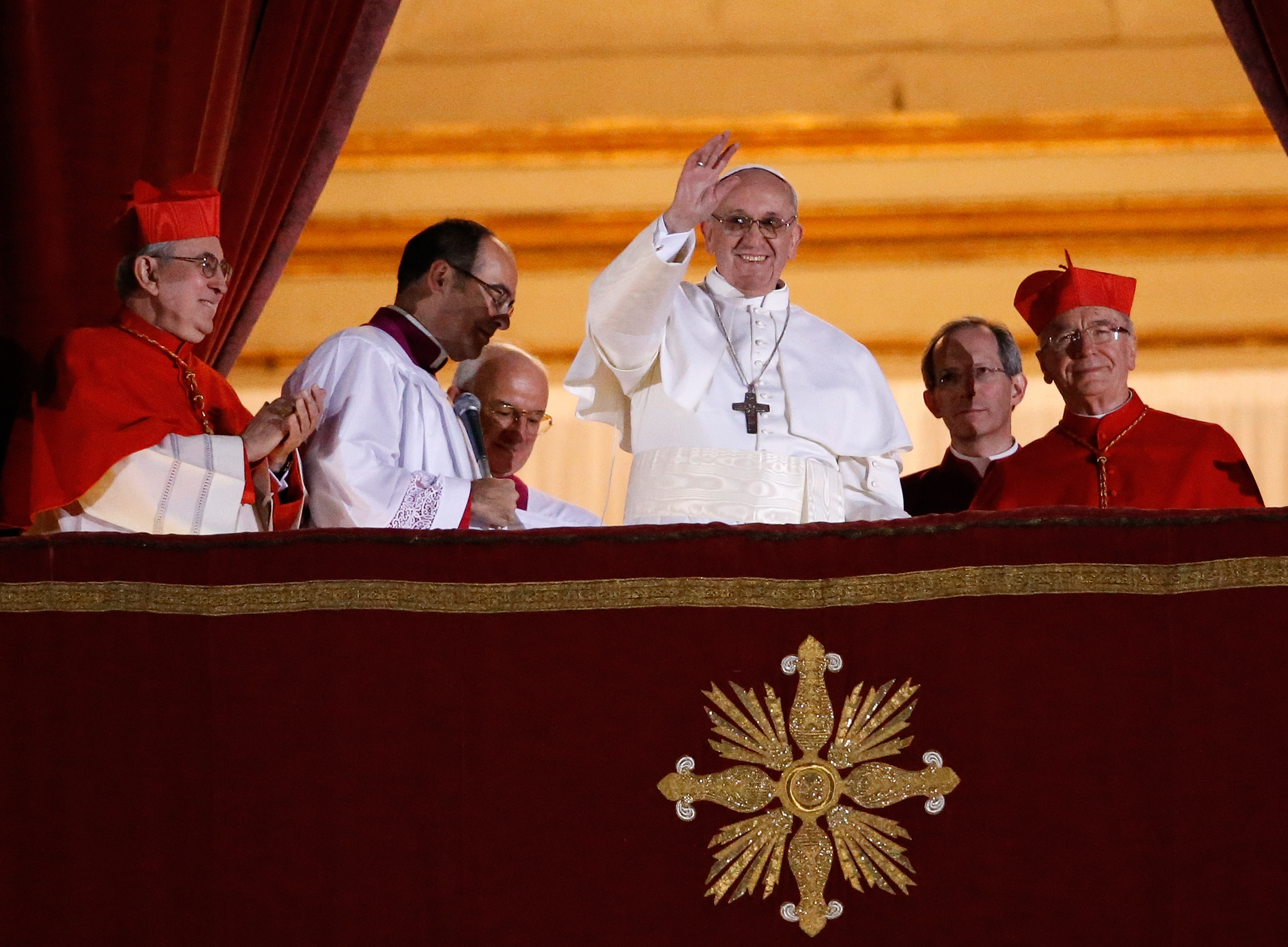 El nuevo papa, Francisco I, saluda desde un balcón de la Basílica de San Pedro tras ser elegido por sus compañeros cardenales tras un cónclave de dos días el 13 de marzo de 2013. (Foto Prensa Libre: EFE)