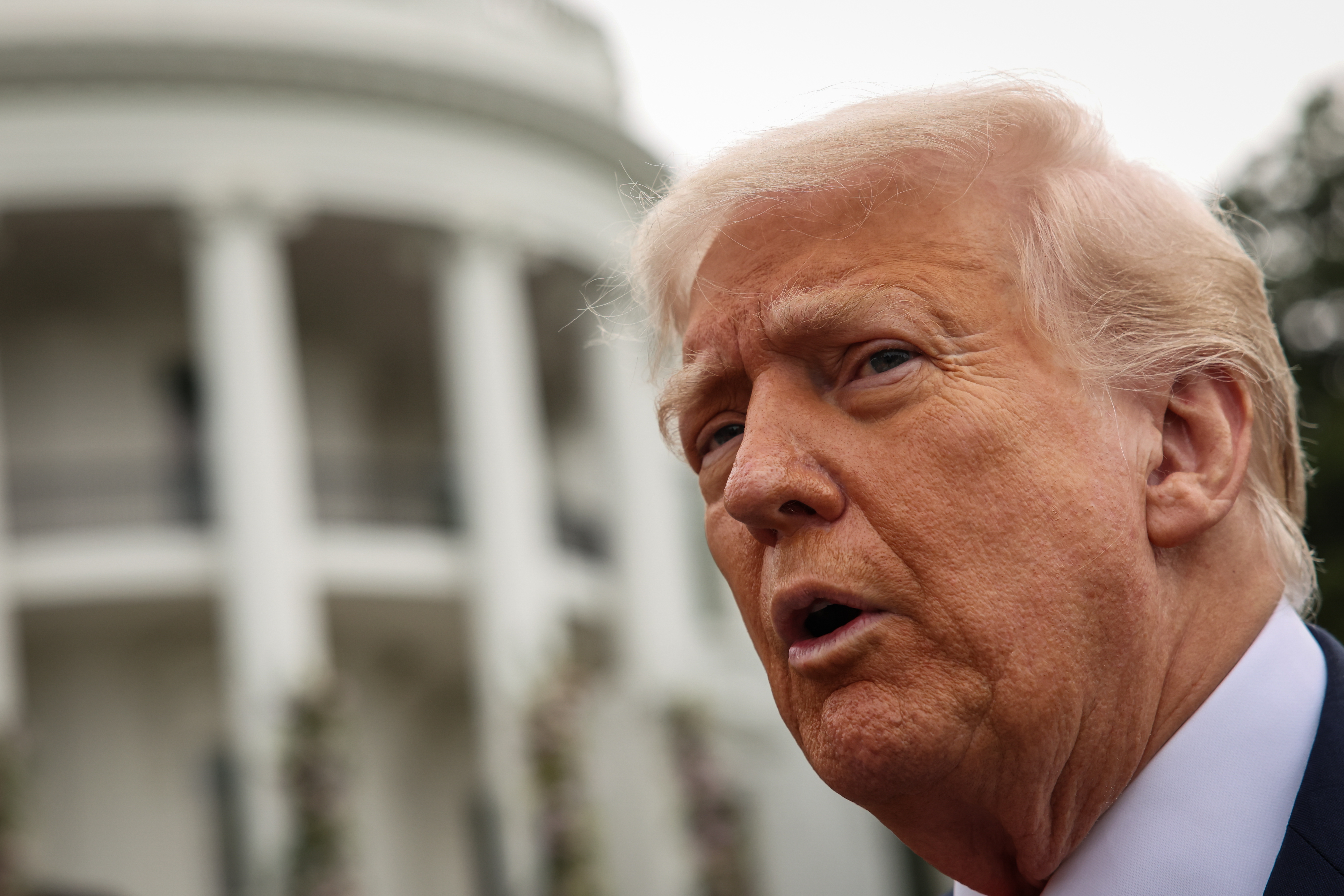 El Gobierno de Donald Trump afirma que  42.7 millones de personas adeudan más de US$1.6 billones en préstamos recibidos para financiar estudios superiores. (Foto Prensa Libre: EFE/EPA/SAMUEL CORUM / POOL).
