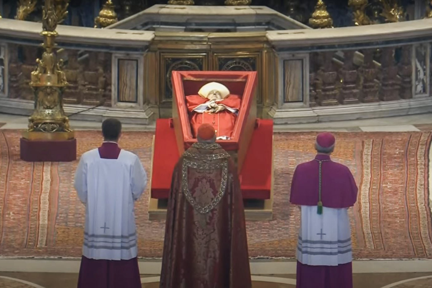 Emoción y respeto entre los fieles para despedir al papa Francisco en el Vaticano