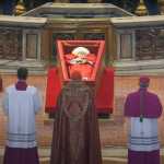 Emoción y respeto entre los fieles para despedir al papa Francisco en el Vaticano