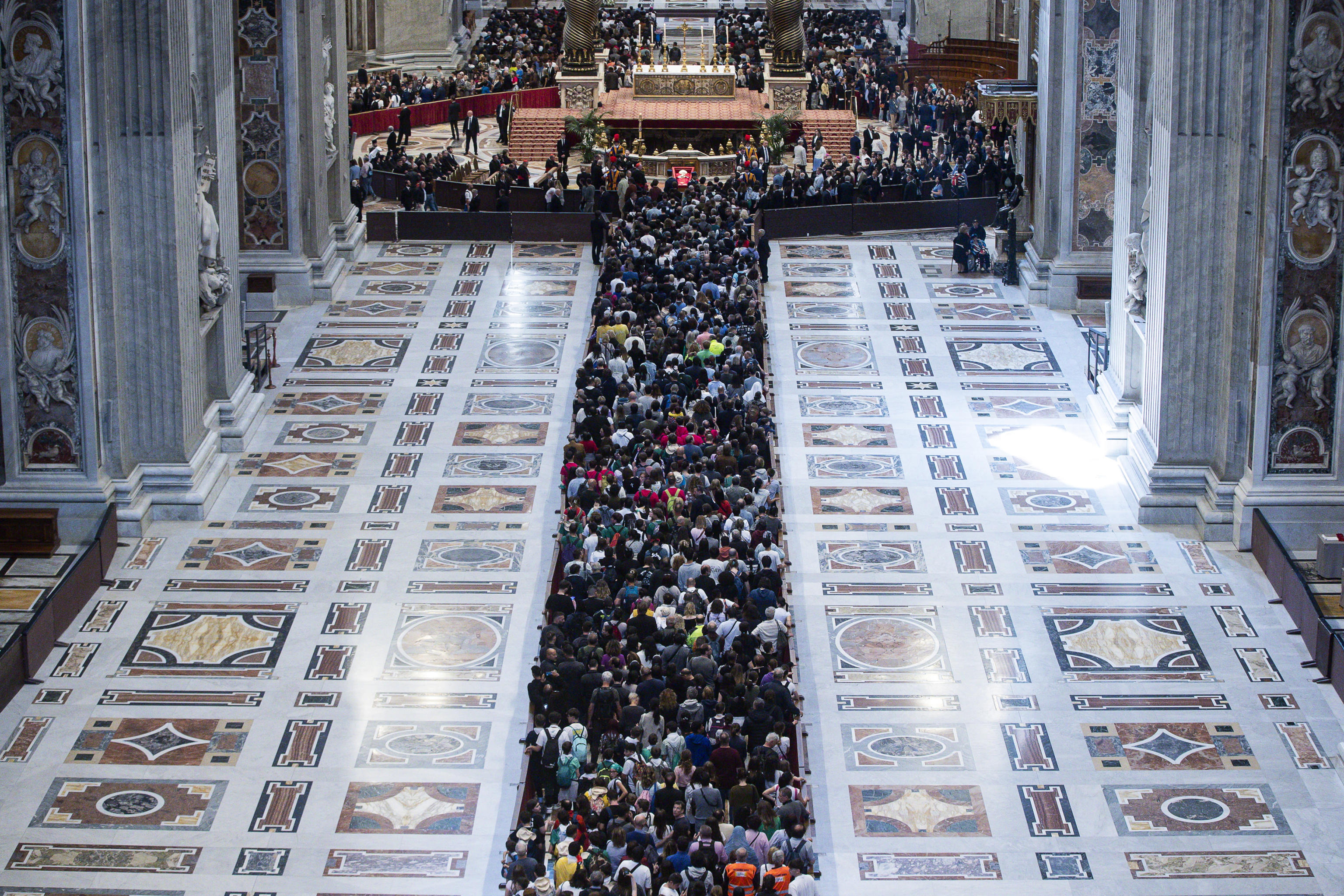 El cuerpo del Papa Francisco yace en la Basílica de San Pedro antes de su funeral