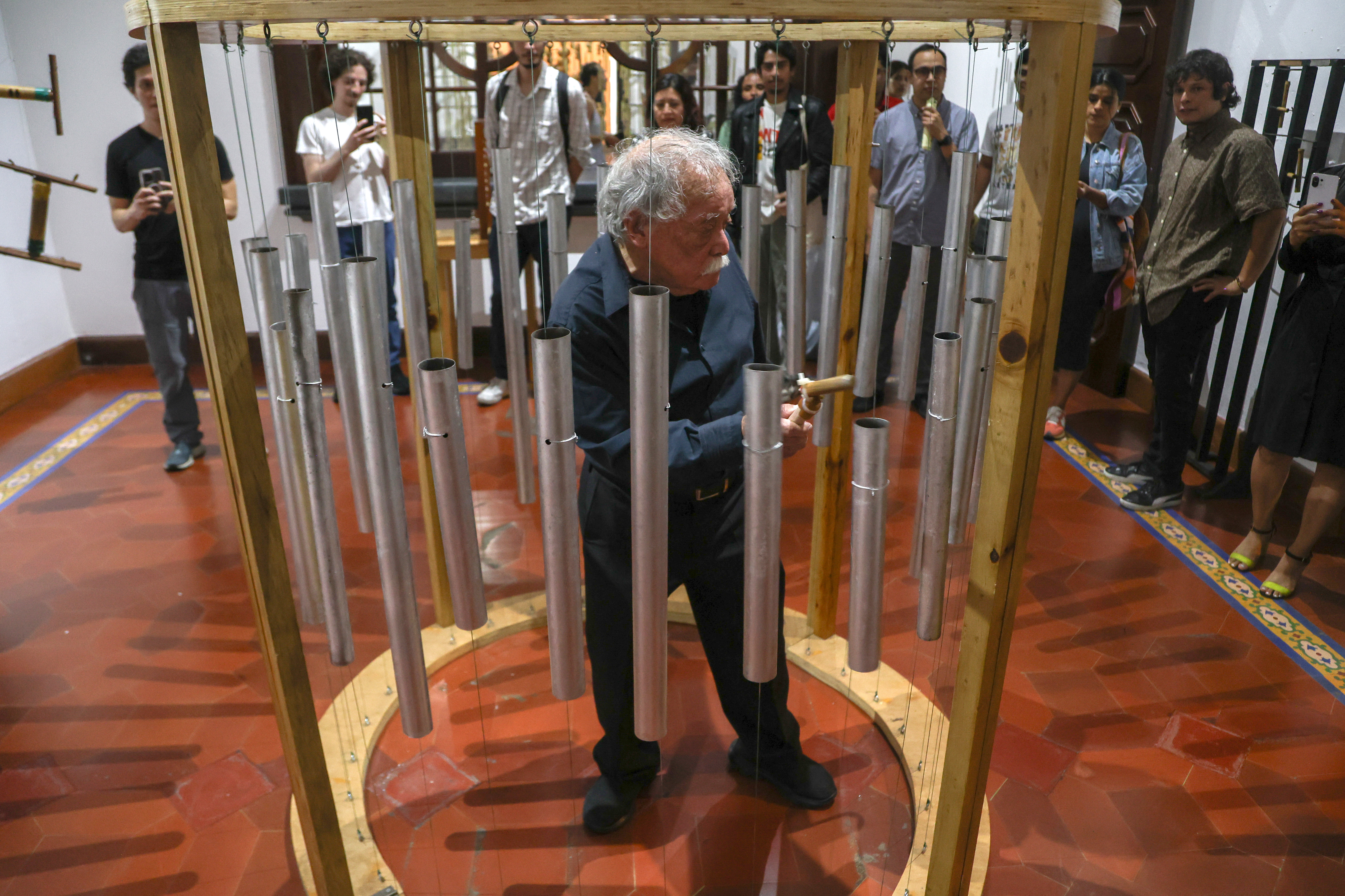 FOTODELDIA AME2251. CIUDAD DE GUATEMALA (GUATEMALA), 24/04/2025.- El artista Joaquín Orellana presenta su exposición 'Camino a la Multifonía' este jueves, en Ciudad de Guatemala (Guatemala). Con una exposición de los más de 30 instrumentos musicales creados por el artista Joaquín Orellana, basados en la marimba y con la exhibición de dos documentales que narran su trayectoria, cientos de guatemaltecos celebraron este jueves la trayectoria del compositor de 91 años. EFE/ Mariano Macz