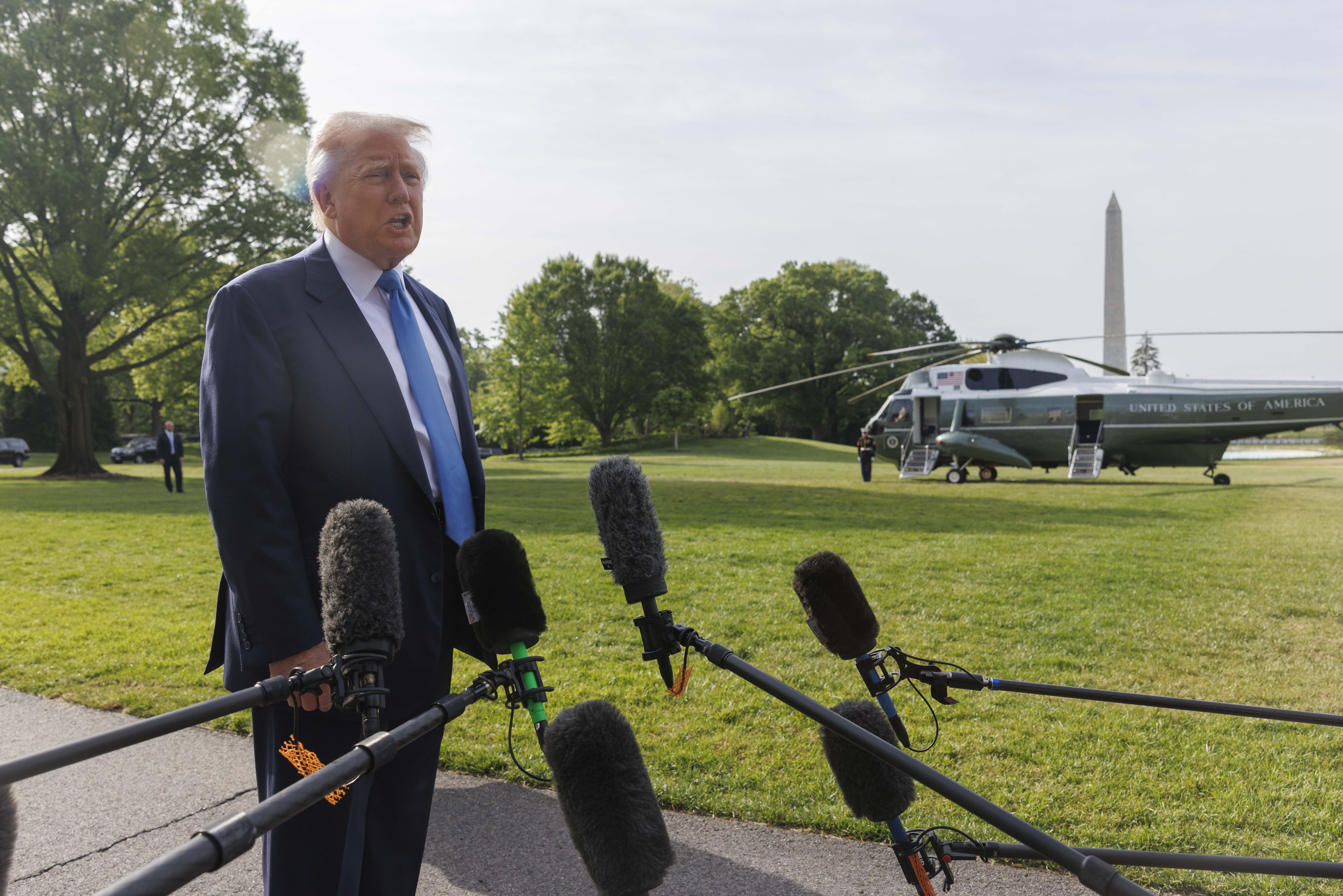 Washington (United States of America), 25/04/2025.- US President Donald Trump gives remarks before departing the White House for Rome, where he will attend Pope Francis' funeral, in Washington, DC, USA, 25 April 2025. (Papa, Roma) EFE/EPA/AARON SCHWARTZ / POOL