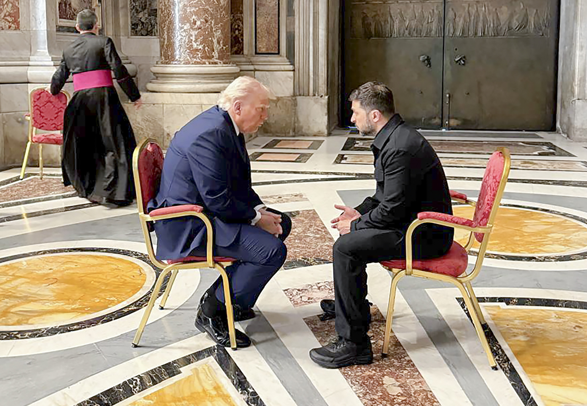 Fotografía proporcionada por el Servicio de Prensa Presidencial de Ucrania muestra al presidente ucraniano Volodymyr Zelensky en reunión  con el presidente estadounidense Donald J. Trump en la Catedral de San Pedro antes de la misa funeral del papa Francisco en la Plaza de San Pedro en la Ciudad del Vaticano, el 26 de abril de 2025.  (Foto Prensa Libre: EFE/EPA/Servicio de Prensa Presidencial de Ucrania) 
