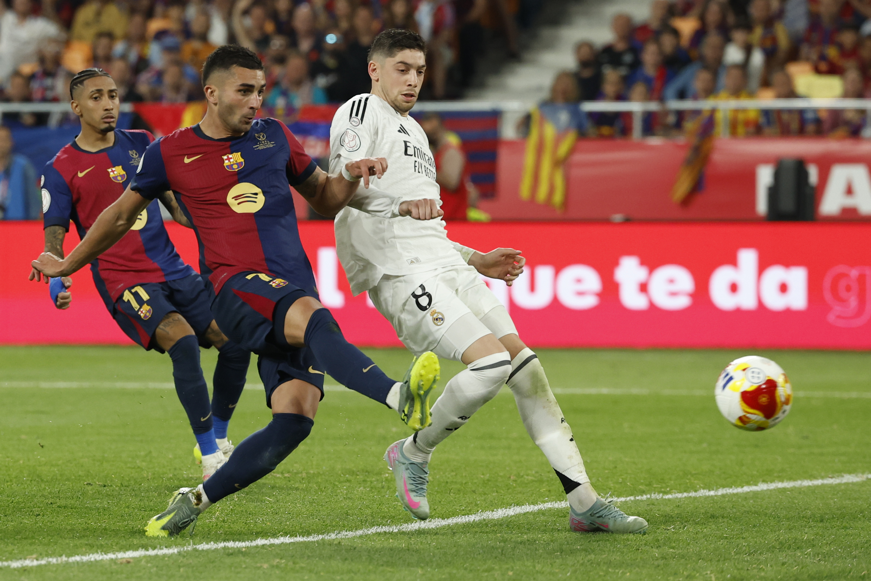 SEVILLA, 26/04/2025.- El delantero del FC Barcelona, Ferrán Torres (i), remata ante el centrocampista uruguayo del Real Madrid, Federico Valverde, durante el encuentro correspondiente a la final de la Copa del Rey que disputan hoy sábado Real Madrid y FC Barcelona en el estadio de La Cartuja, en Sevilla. EFE / Julio Muñoz.