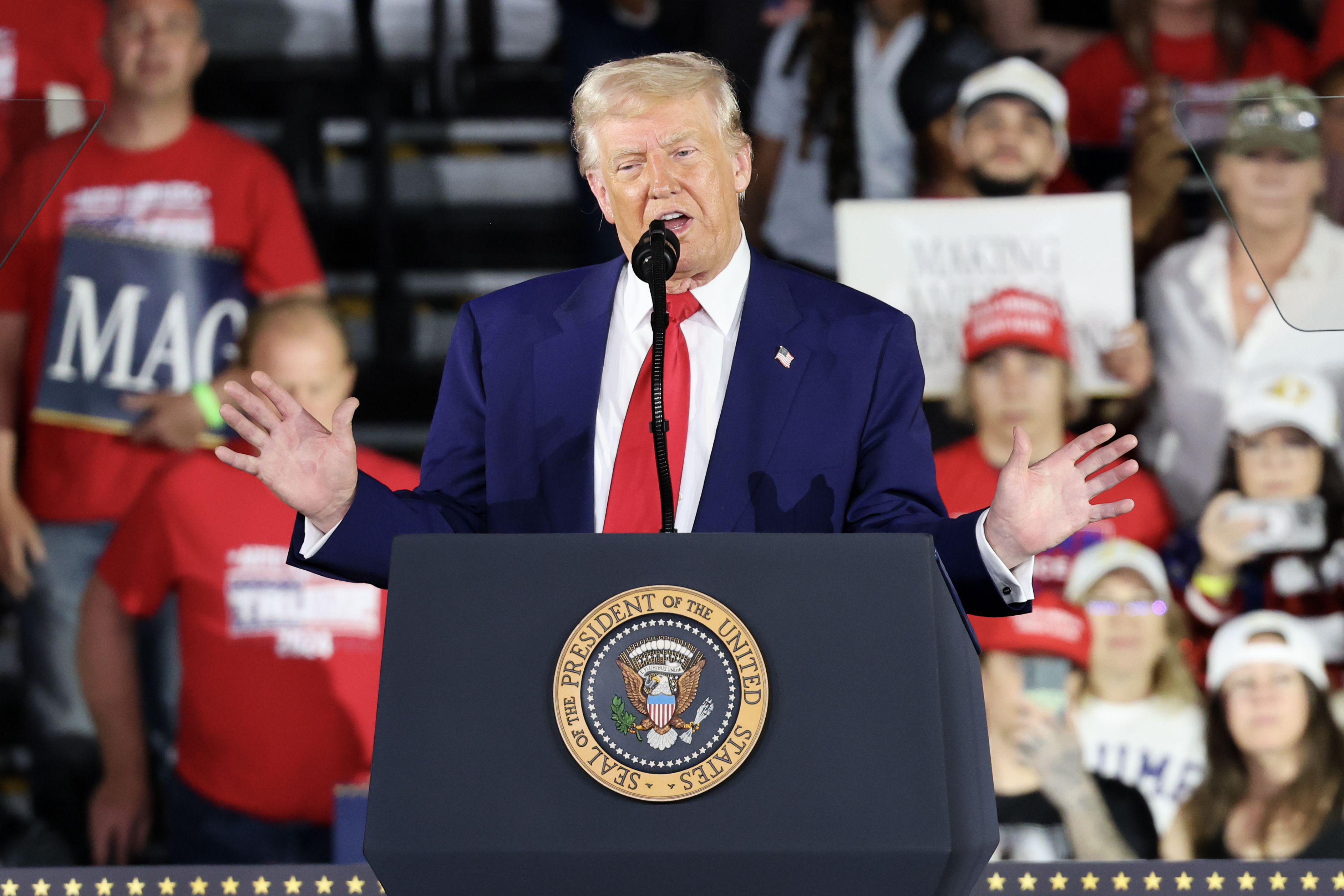 El presidente Donald Trump habla sobre los primeros 100 días de su segundo mandato, en Michigan. (Foto Prensa Libre: EFE)