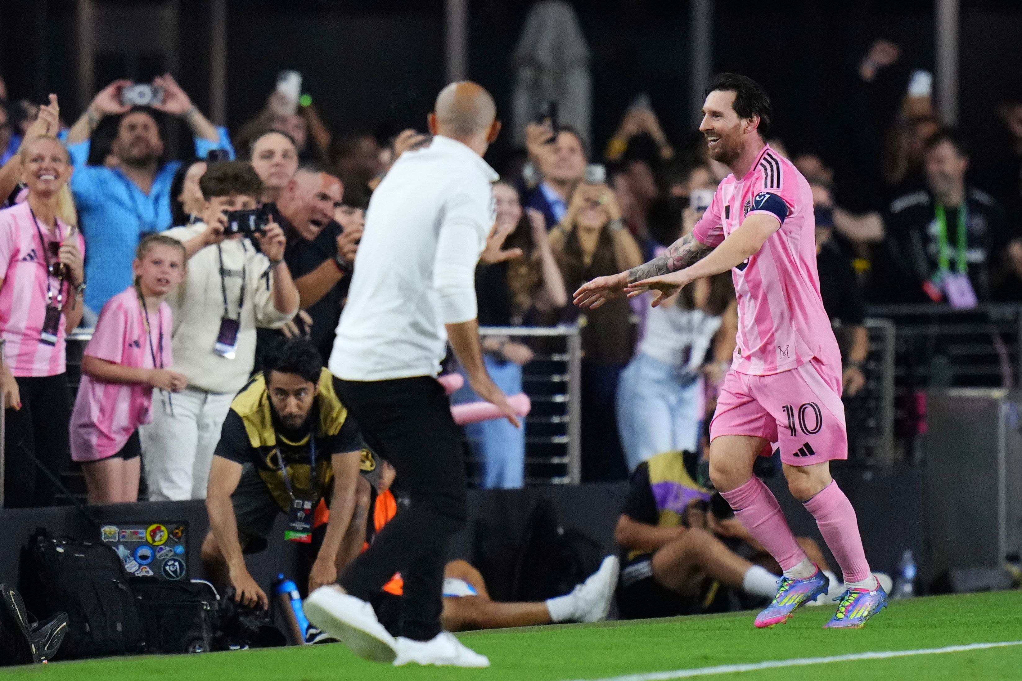 Lionel Messi celebra con la afición el tercer gol del Inter de Miami contra Los Ángeles FC. (Foto Prensa Libre: AFP).
