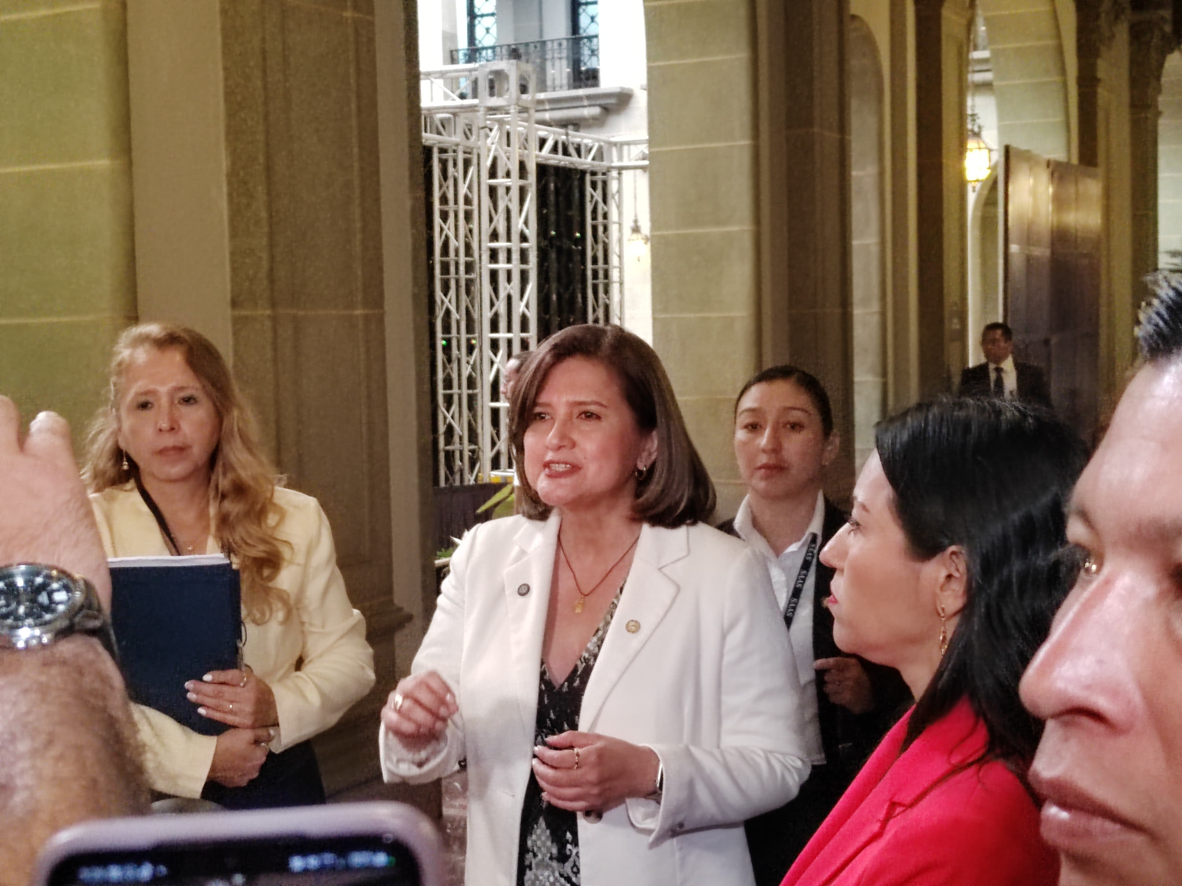 La vicepresidenta Karin Herrera da declaraciones a la Prensa respecto a su salario. (Foto Prensa Libre: Emilio Chang)