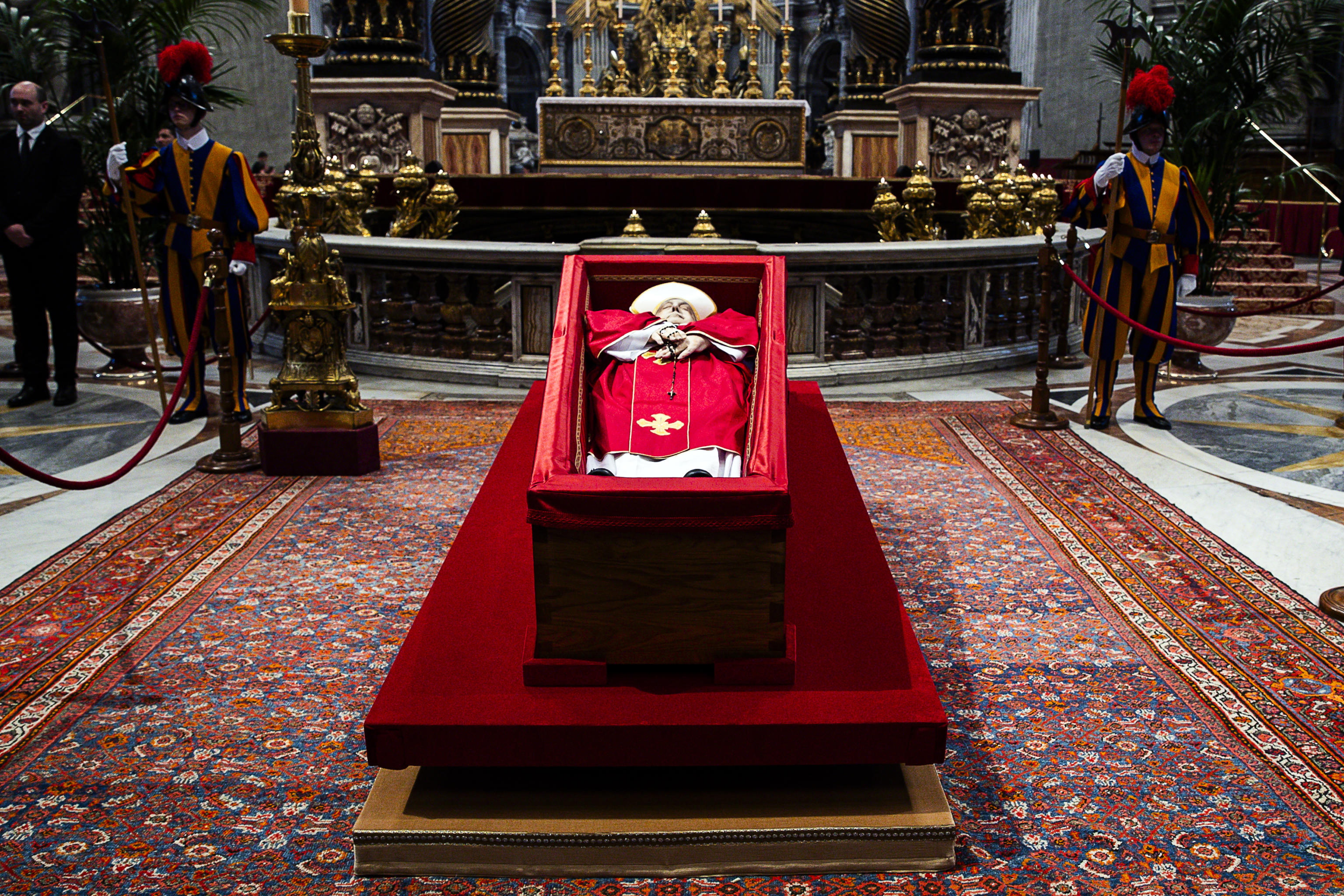 El cuerpo del Papa Francisco será inhumado el próximo sábado 26 de abril. (Foto Prensa Libre: EFE)