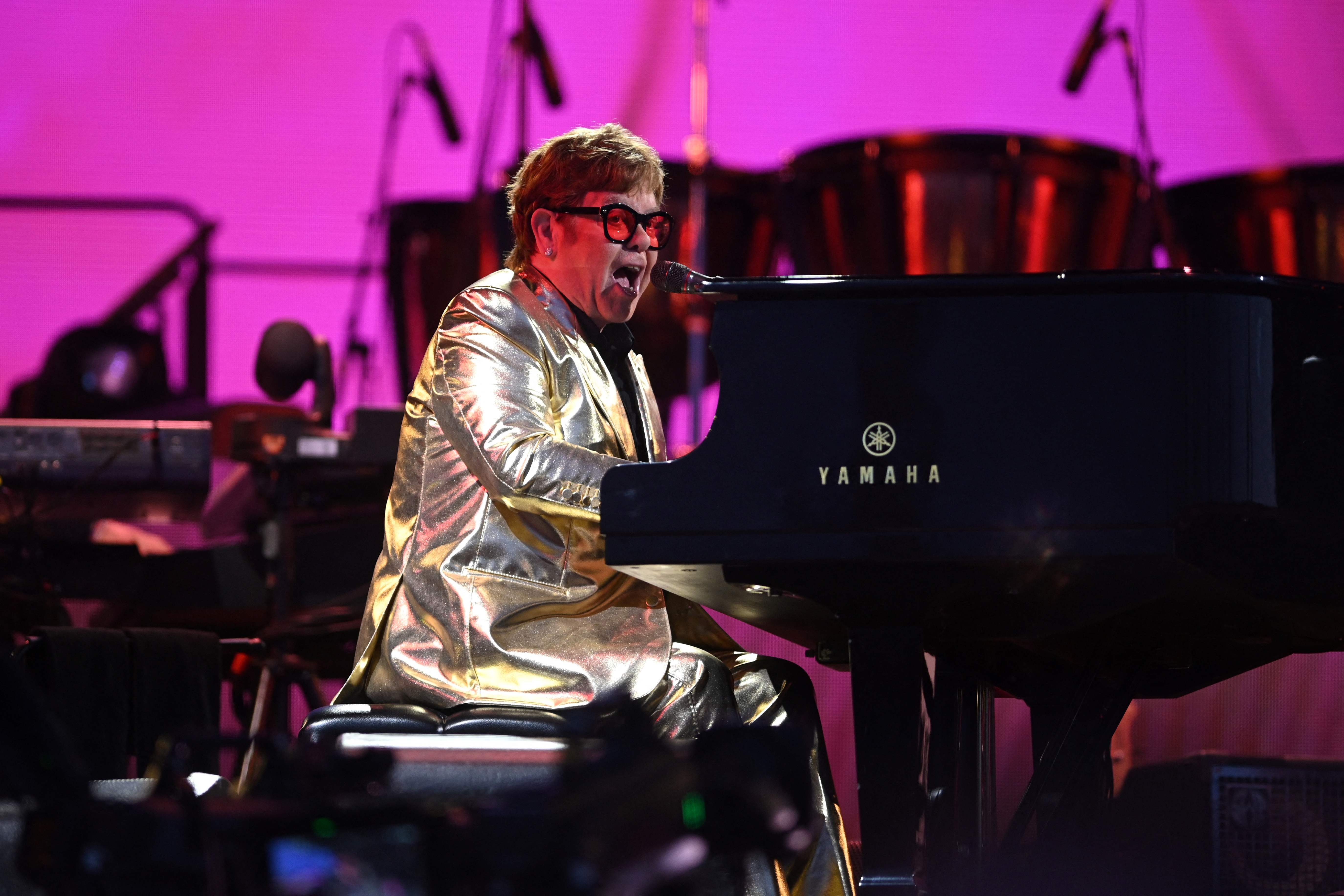 La leyenda del pop británico Elton John  describe su posición frente a la resolución del gobierno británico acerca de la inteligencia artificial y los derechos de autor.  (Foto Prensa Libre: AFP)