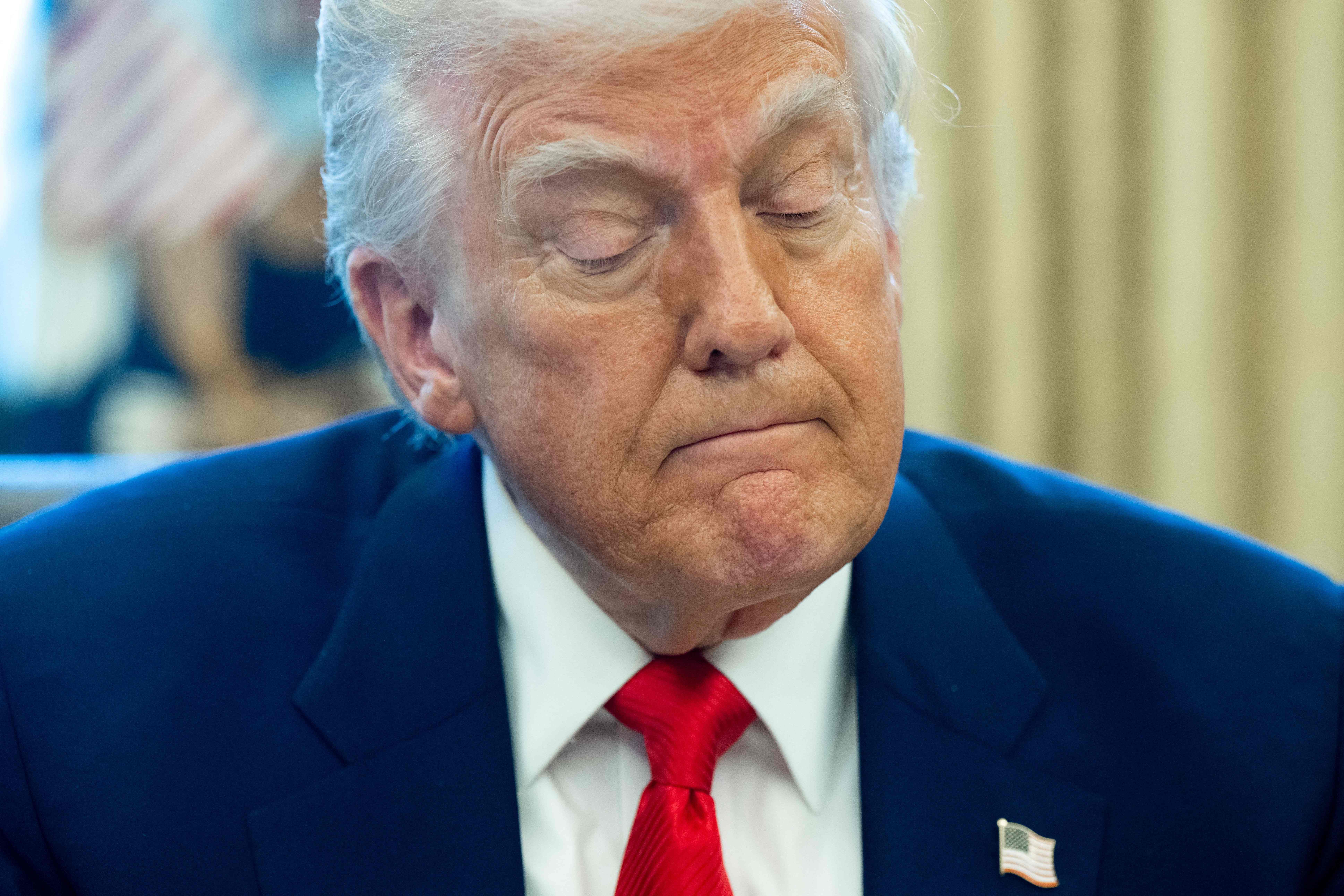 El presidente de EEUU, Donald Trump, habla tras firmar una orden ejecutiva en el Despacho Oval de la Casa Blanca el 9 de abril de 2025 en Washington, DC. (Foto Prensa Libre: AFP)