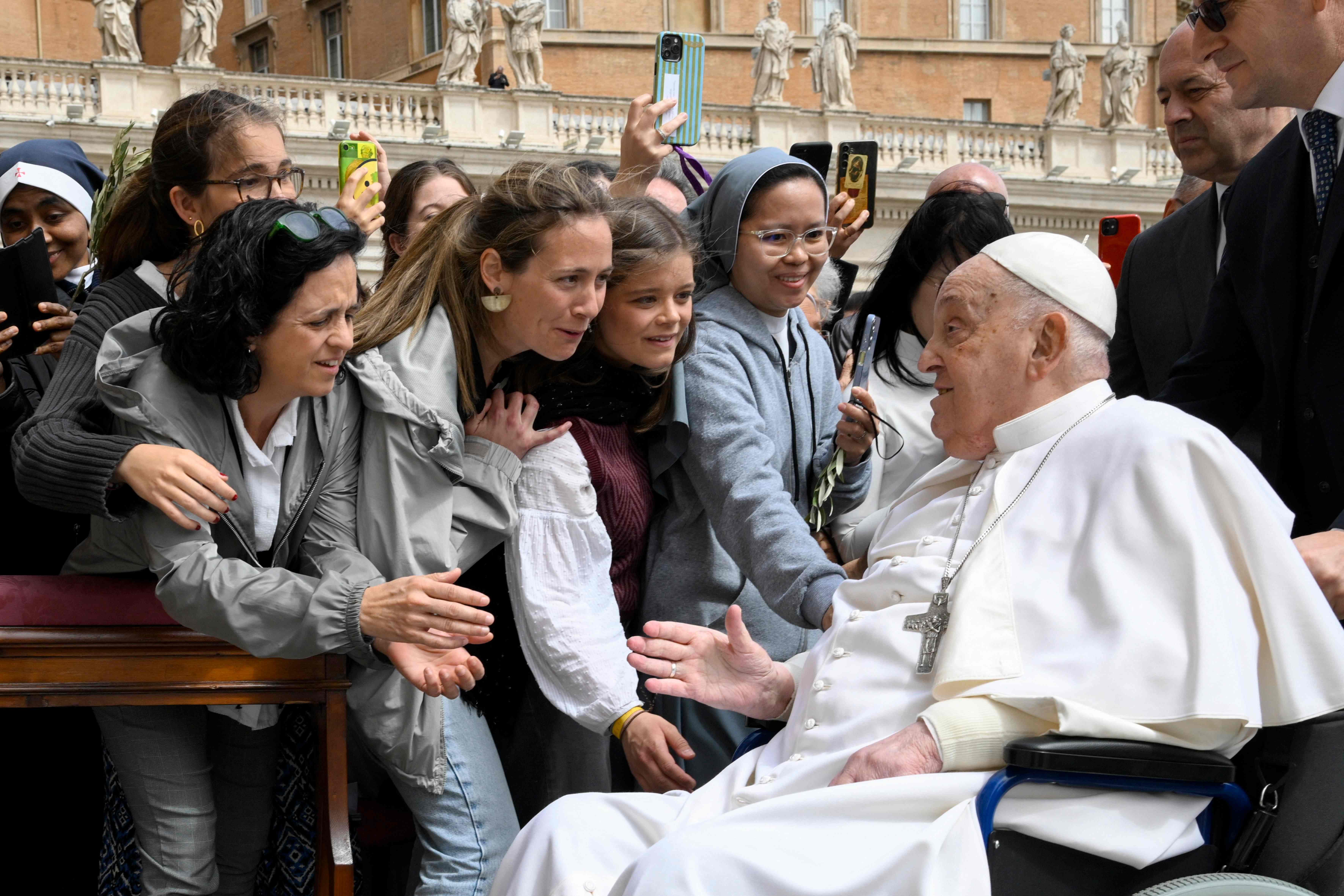 El papa Francisco hizo una aparición sorpresa al final de la misa del Domingo de Ramos en el Vaticano el 13 de abril de 2025. (Foto Prensa Libre: AFP)