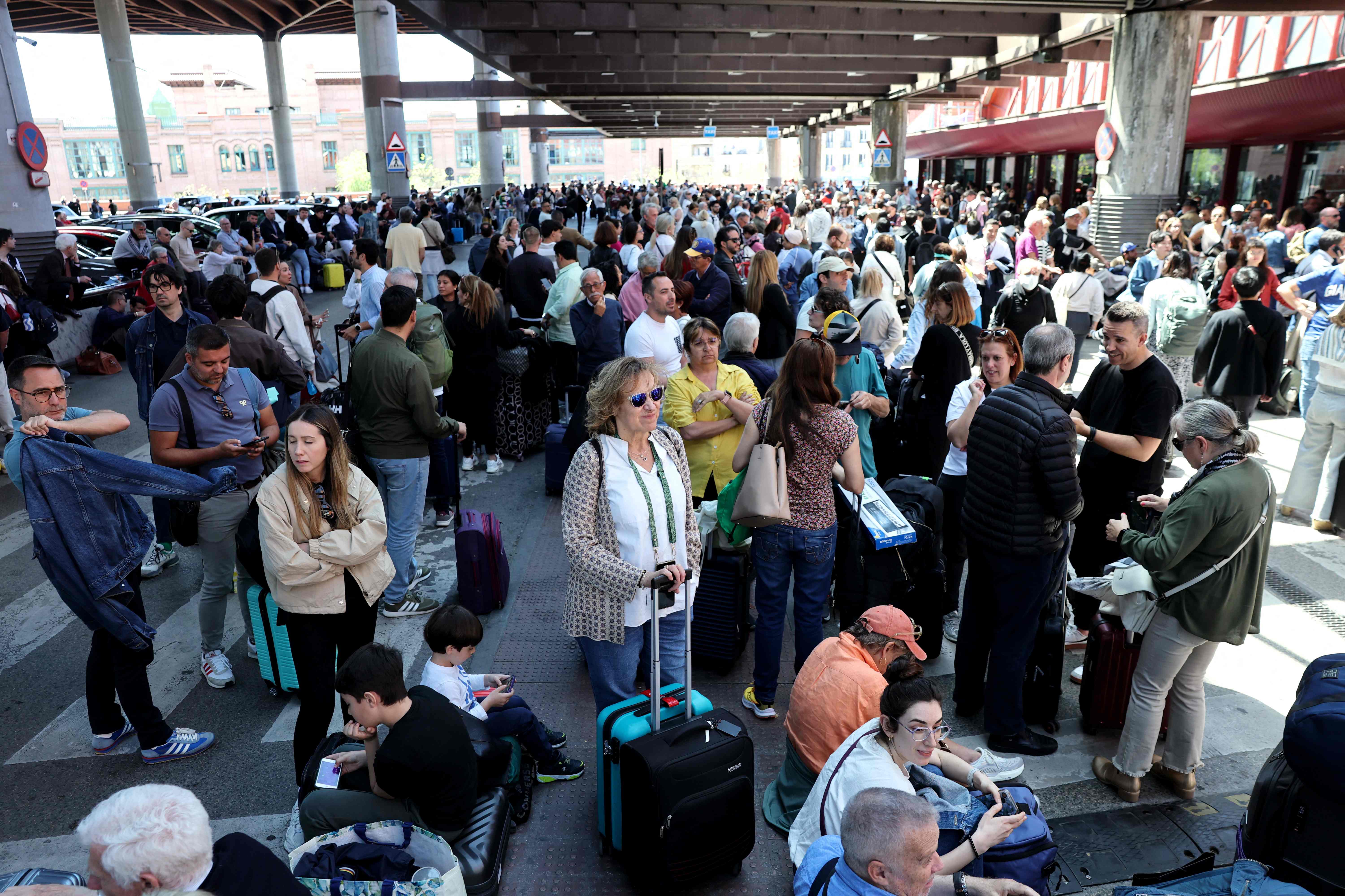 Expertos mencionaron que internet podía sobrevivir unas horas sin electricidad, pero no por mucho tiempo, ya que los centros de datos están protegidos con grupos propios, la red depende de equipos intermedios de autonomía más corta. (Foto Prensa Libre: AFP)