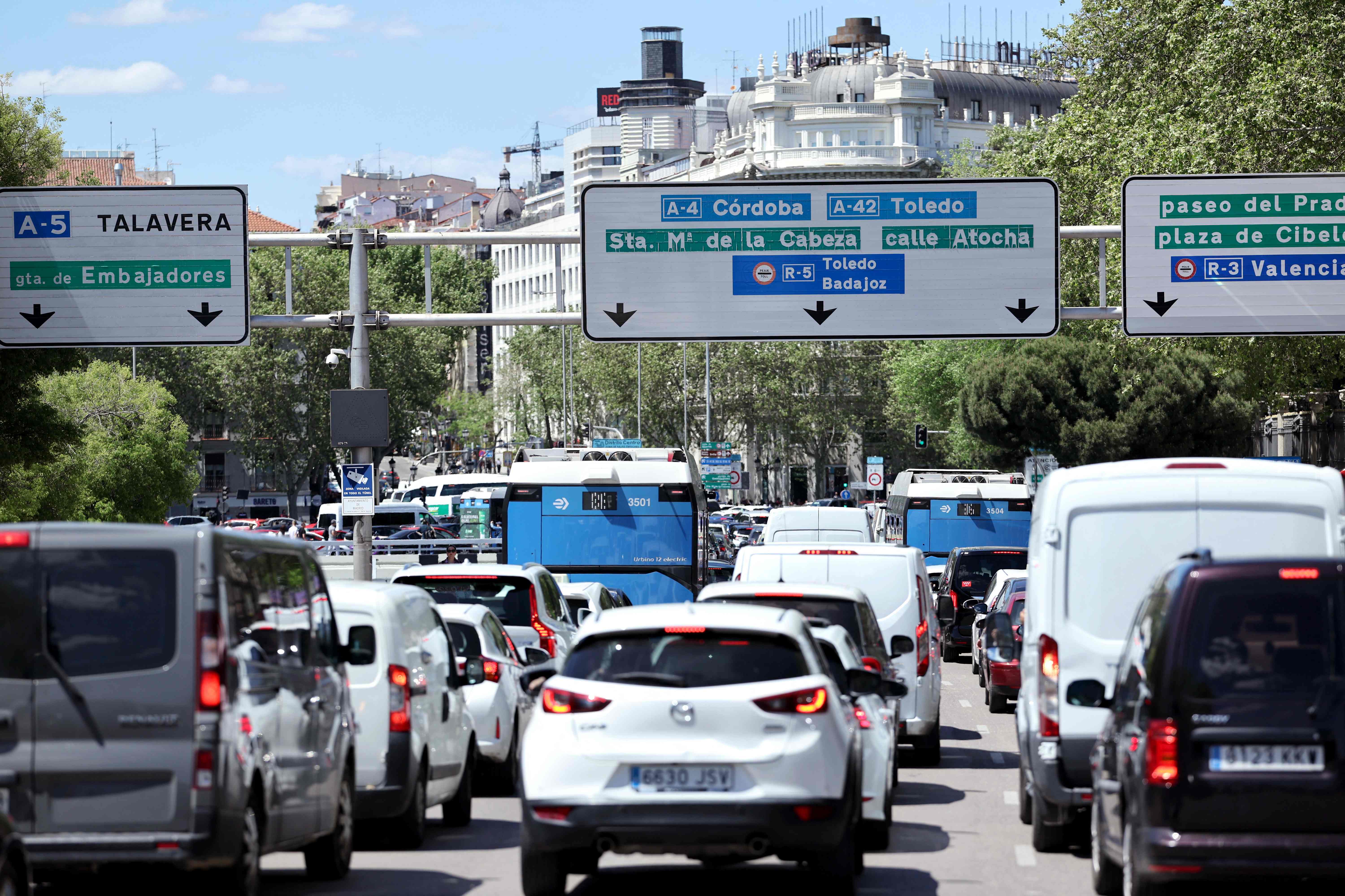  El colapso fue solventado en algunos centros de trabajo y en servicios básicos como hospitales con grupos electrógenos de emergencia, pero eso estuvo lejos de impedir que la actividad económica, social y educativa de los dos países se viera en pocos minutos gravemente afectada. (Foto Prensa Libre: AFP)