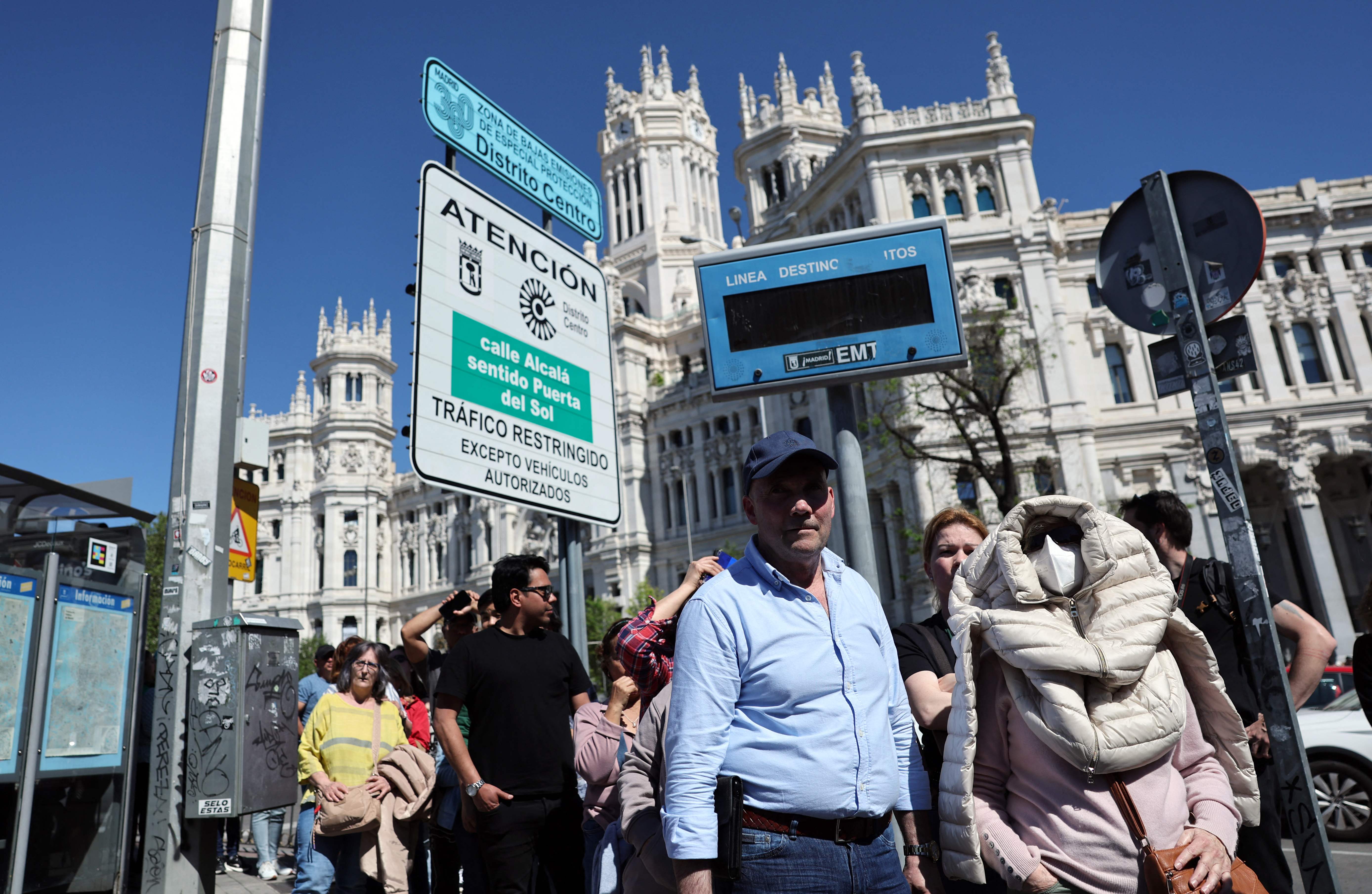 Ciudadanos hacen cola en una parada de autobús en la Plaza de Cibeles, en el centro de Madrid; mientras el metro y los trenes quedan totalmente fuera de servicio. (Foto Prensa Libre: AFP)