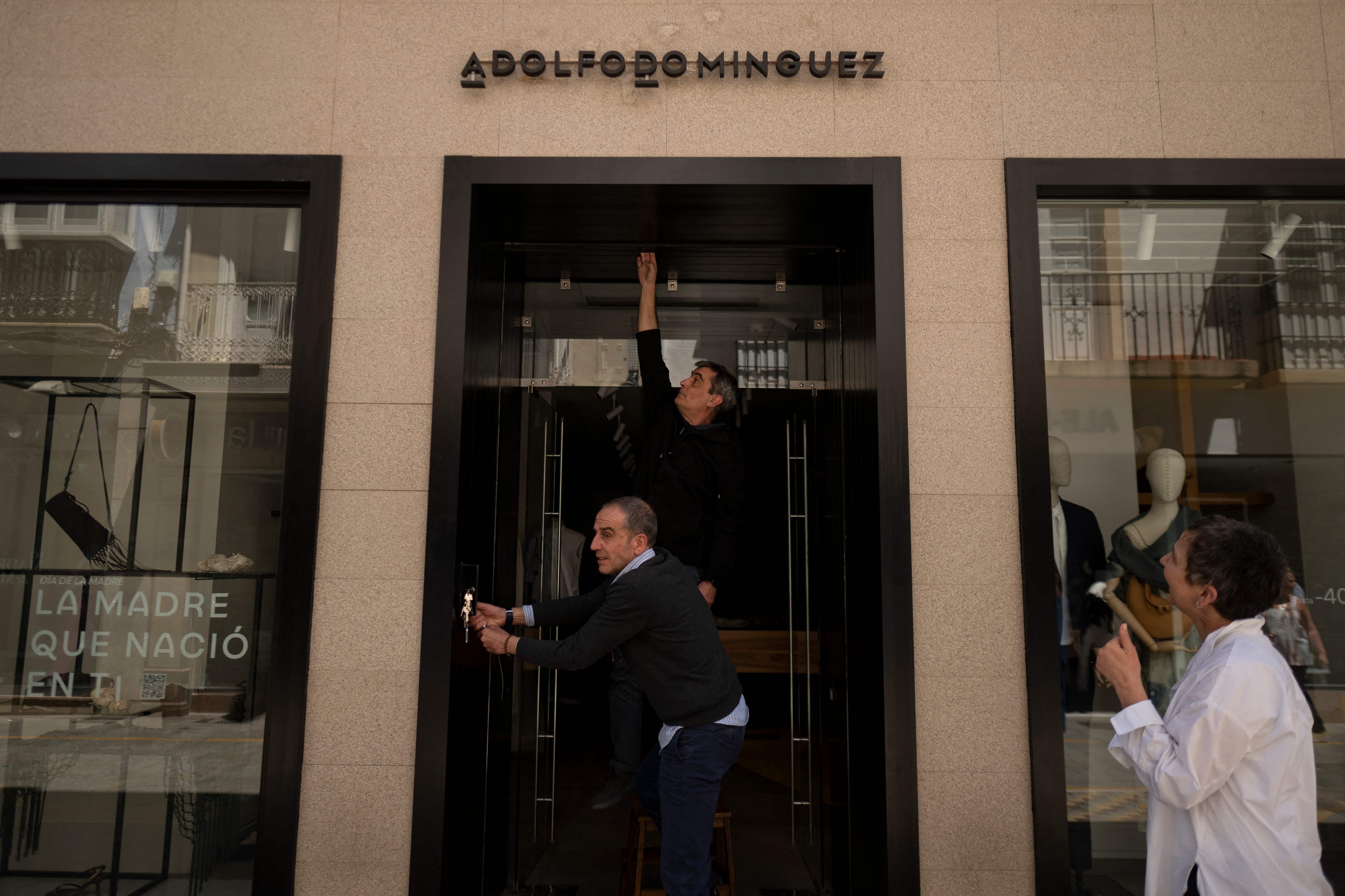 Firmas de telecomunicaciones estudiaban lo sucedido y trataban de normalizar el servicio lo antes posible. (Foto Prensa Libre: AFP)