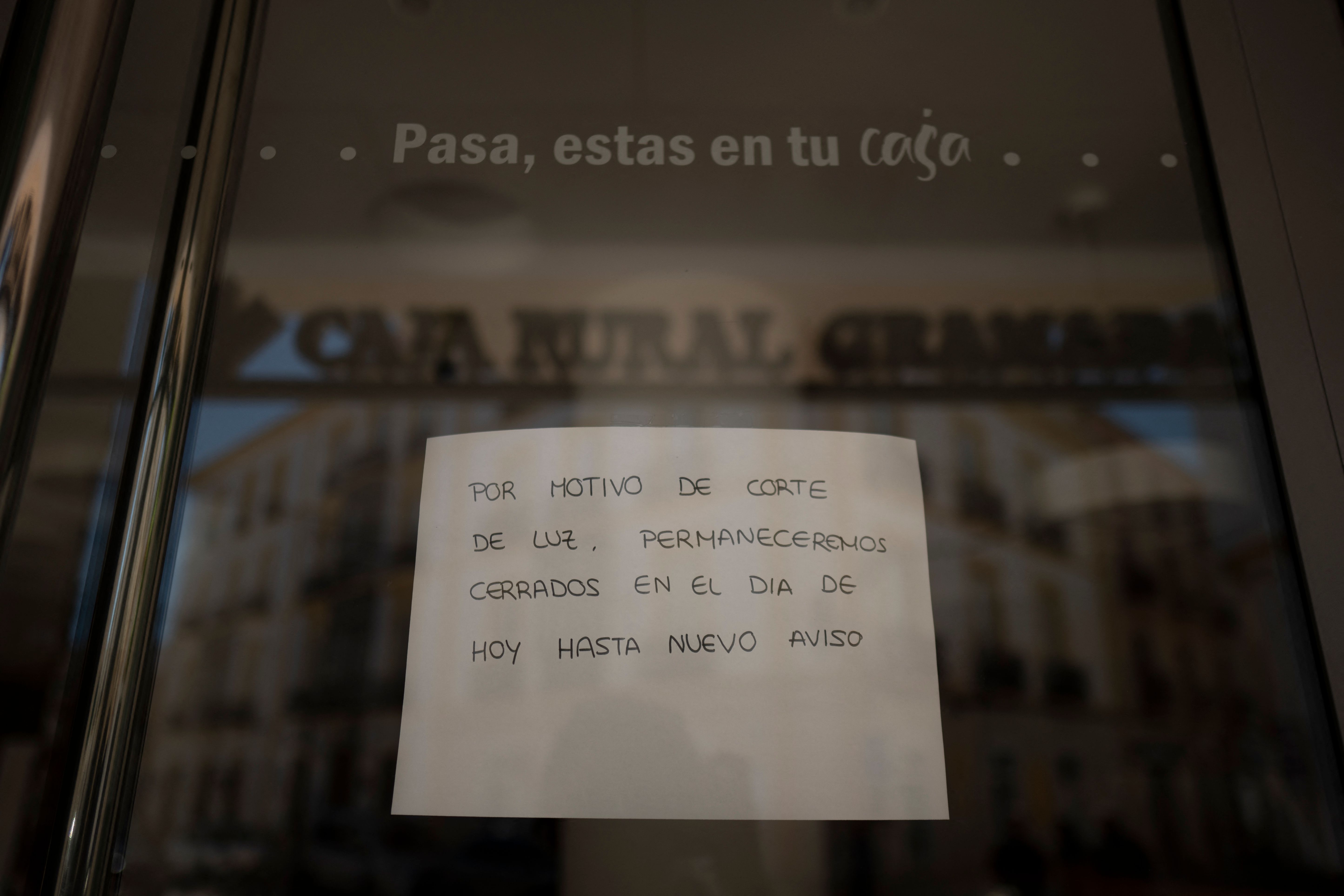 El servicio eléctrico empezó a recuperarse en algunas áreas a partir de las 13:30 horas, apoyado en las interconexiones con Francia y Marruecos. (Foto Prensa Libre: AFP)