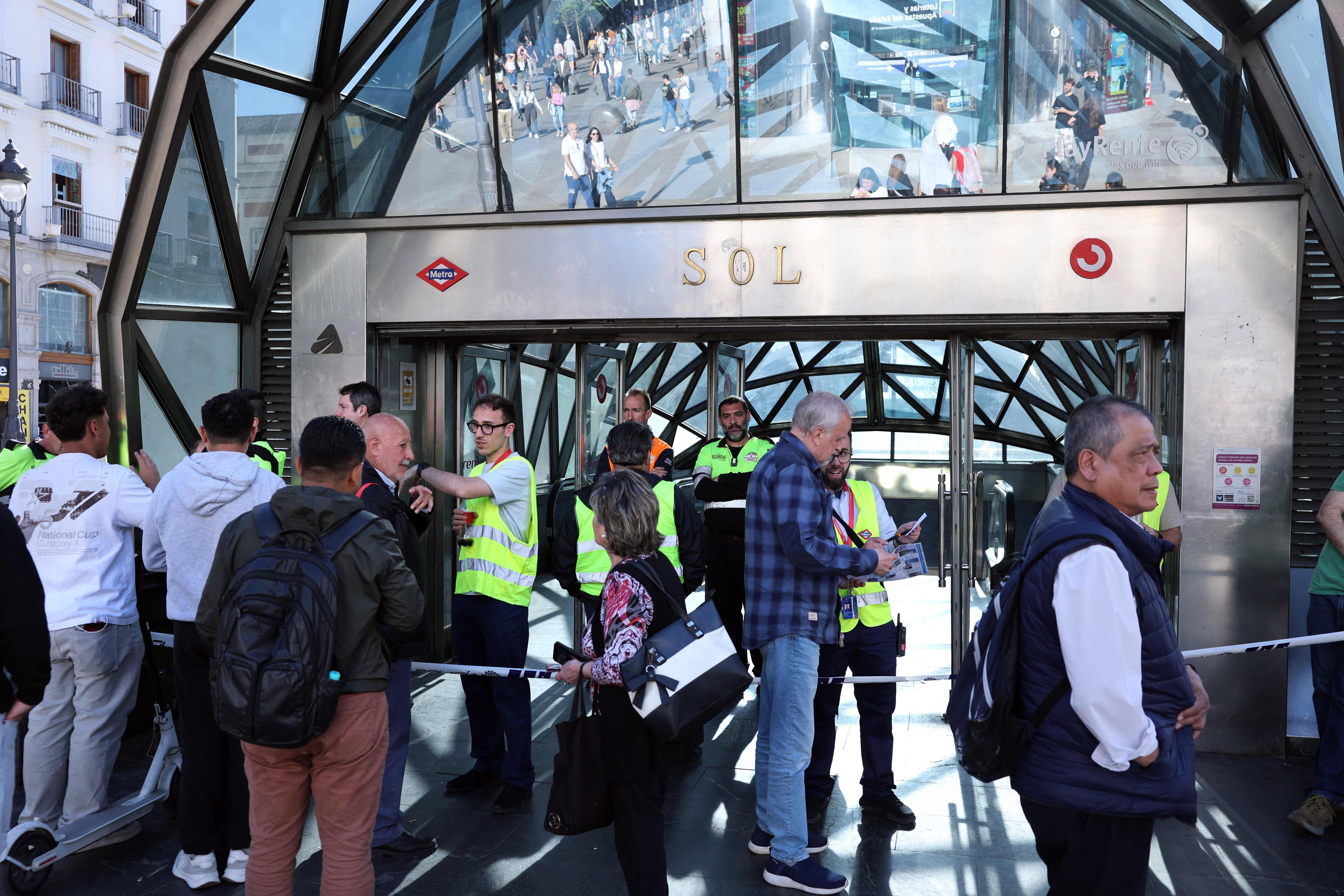 Entrada cerrada de una estación en el centro de Madrid, durante un apagón masivo que azotó España el 28 de abril. (Foto Prensa Libre: AFP)