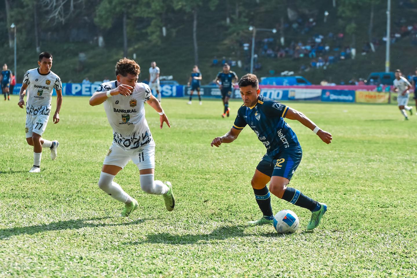 Dilan Palencia de Guastatoya y Bryan Lemus de Cobán Imperial se enfrentan en el partido de la jornada 15.