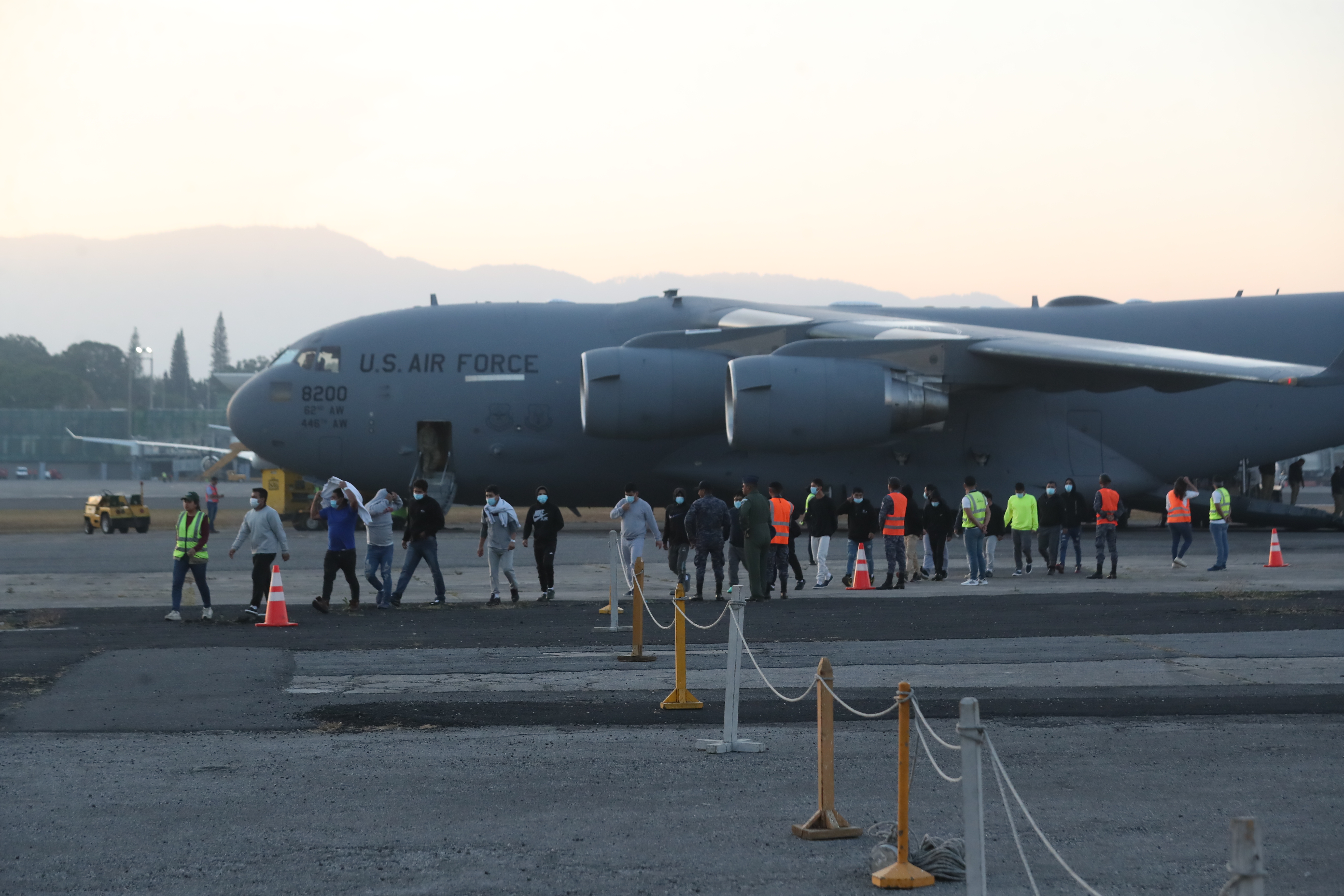 El jueves 30 de enero del 2021 un avin de la Fuerza Area de Estados Unidos que transportaba a migrantes parti desde Texas rumbo a Guatemala con al menos 80 retornados, entre ellos varios nios y mujeres que fueron capturados en las redadas ofrecidas por el presidente de los Estados Unidos, Donald Trump.

Foto: Oscar Vsquez Mijangos
30/01/2025