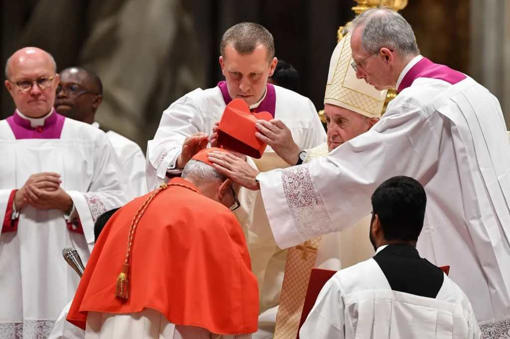 El papa Francisco impone la biretta cuando nombra cardenal al prelado guatemalteco Álvaro Leonel Ramazzini Imeri