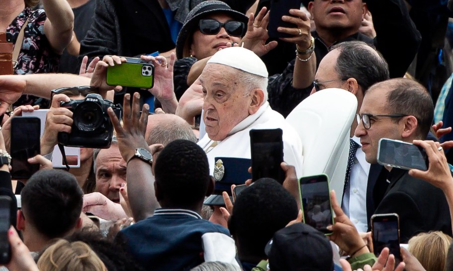El papa Francisco saluda a feligreses durante su primer recorrido del año en el papamóvil. (Foto Prensa Libre: EFE)