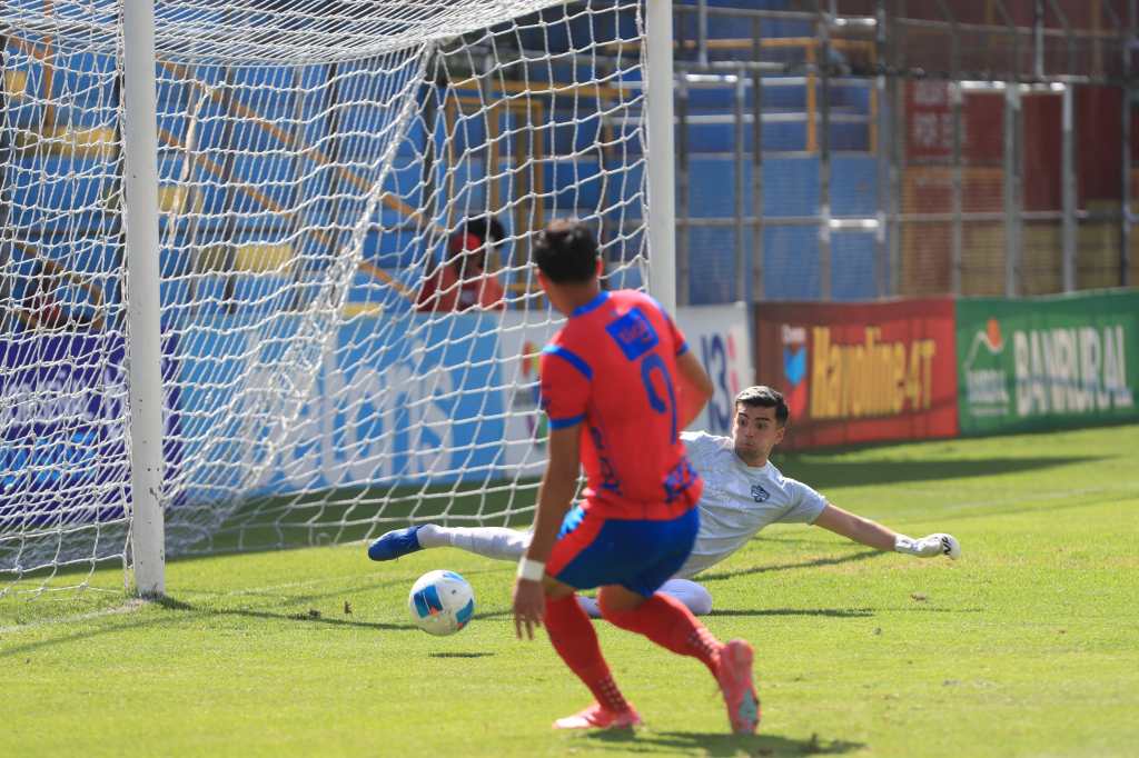 Momento en el que Martínez vence a Jorge Moreno para el 1-0.