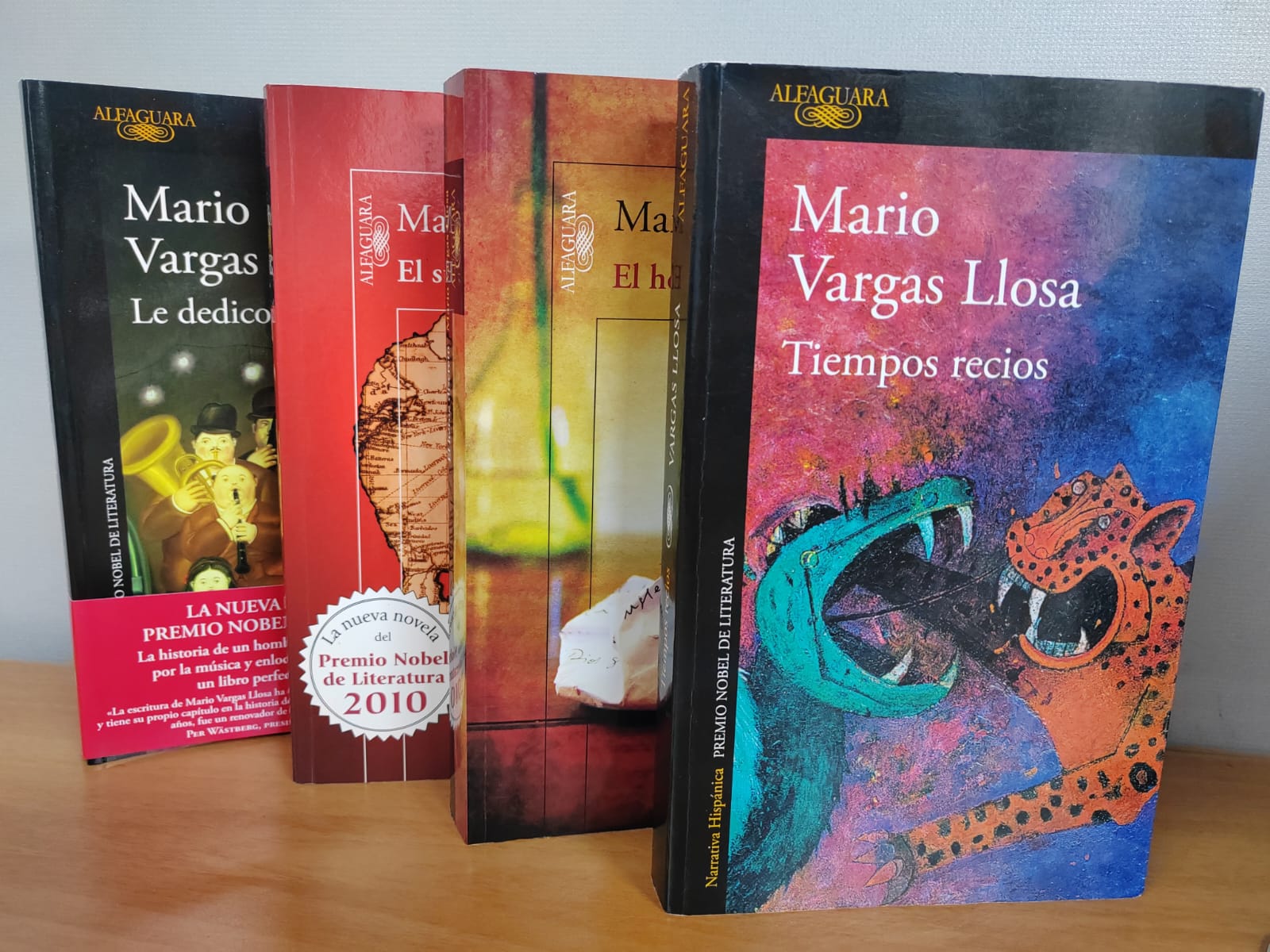 Desde "Los jefes" hasta "Le dedico mi silencio" forman parte del legado de Mario Vargas Llosa, quien falleció el 13 de abril de 2025.  (Foto Prensa Libre: Ingrid Reyes)