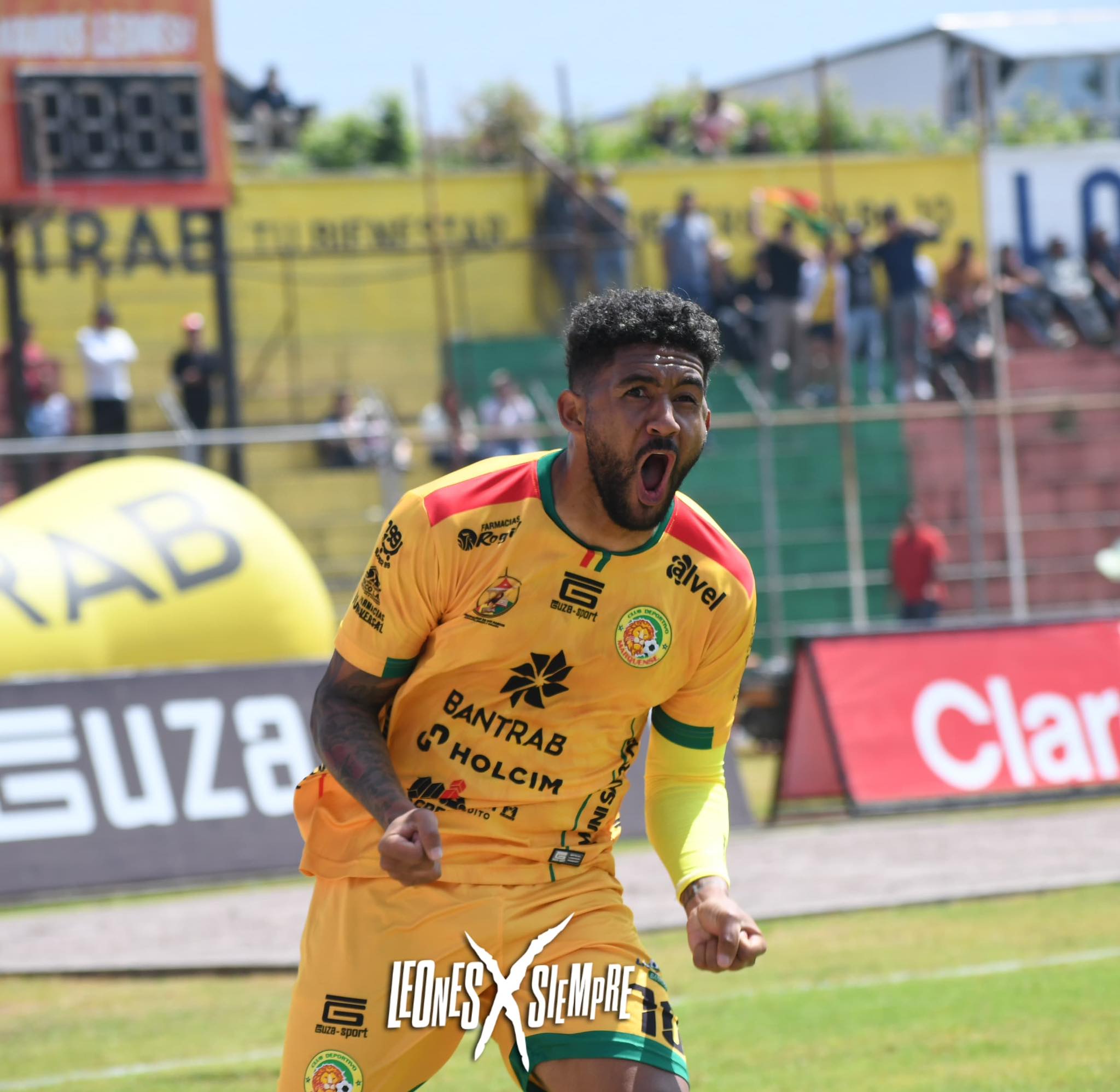 Dylan Flores celebra una anotación para Marquense en la Liga Nacional.