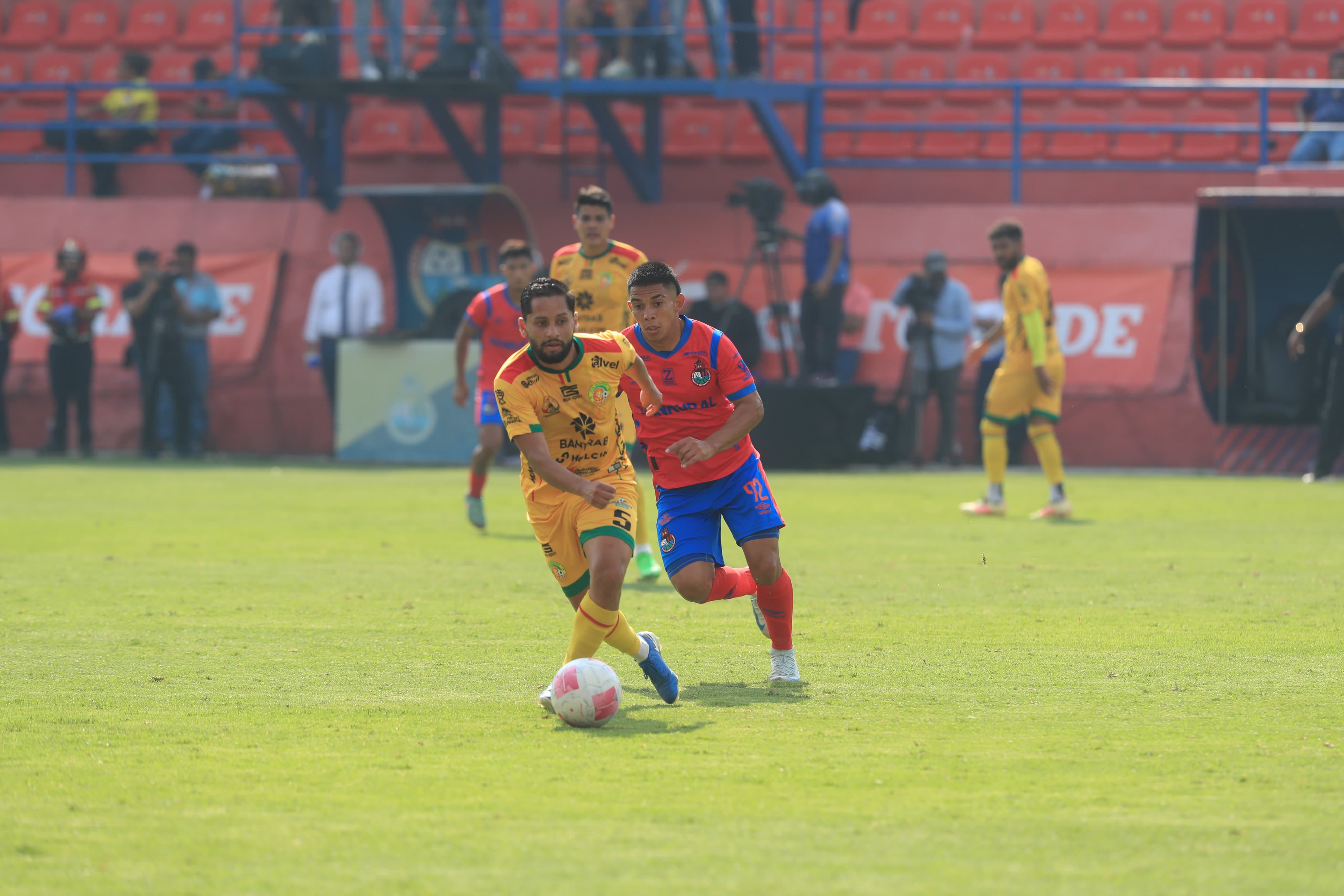 Josué Cano de Marquense ante la marca de John Méndez de Municipal.