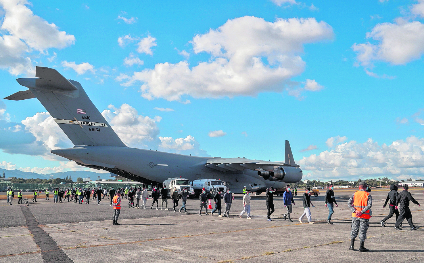 AME4539. CIUDAD DE GUATEMALA (GUATEMALA), 27/01/2025.- Migrantes deportados caminan en una pista aérea este lunes, en Ciudad de Guatemala (Guatemala). El Gobierno de Guatemala informó que habilitará un espacio en un centro de convenciones para atender a los migrantes deportados desde Estados Unidos y México. EFE/ STR