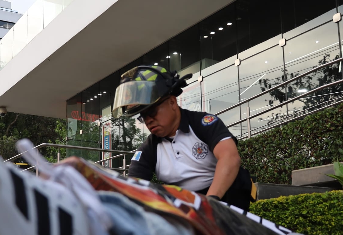 Mujer se tira de un edificio en zona 10