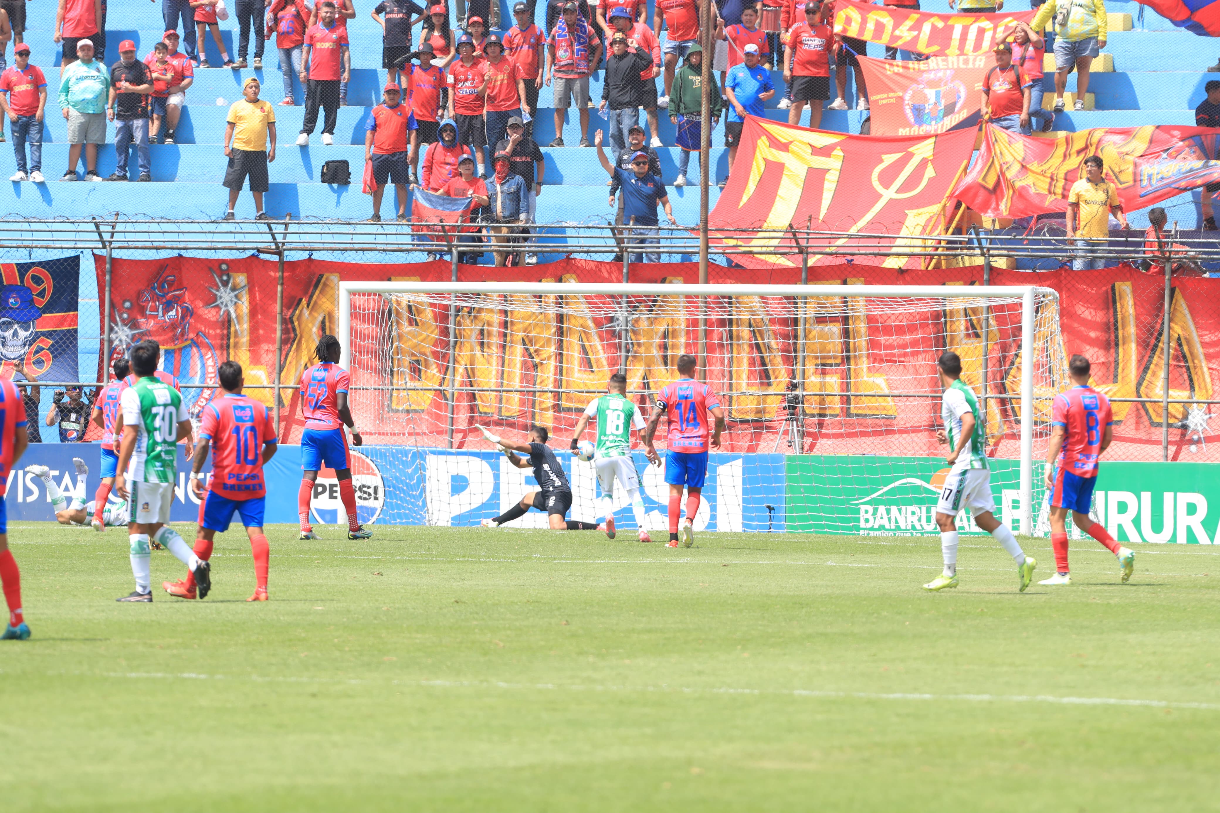 Juan Francisco Apaolaza consigue anotar a favor de Antigua GFC contra Municipal en el partido de la fecha 15 en el estadio Manuel Felipe Carrera.