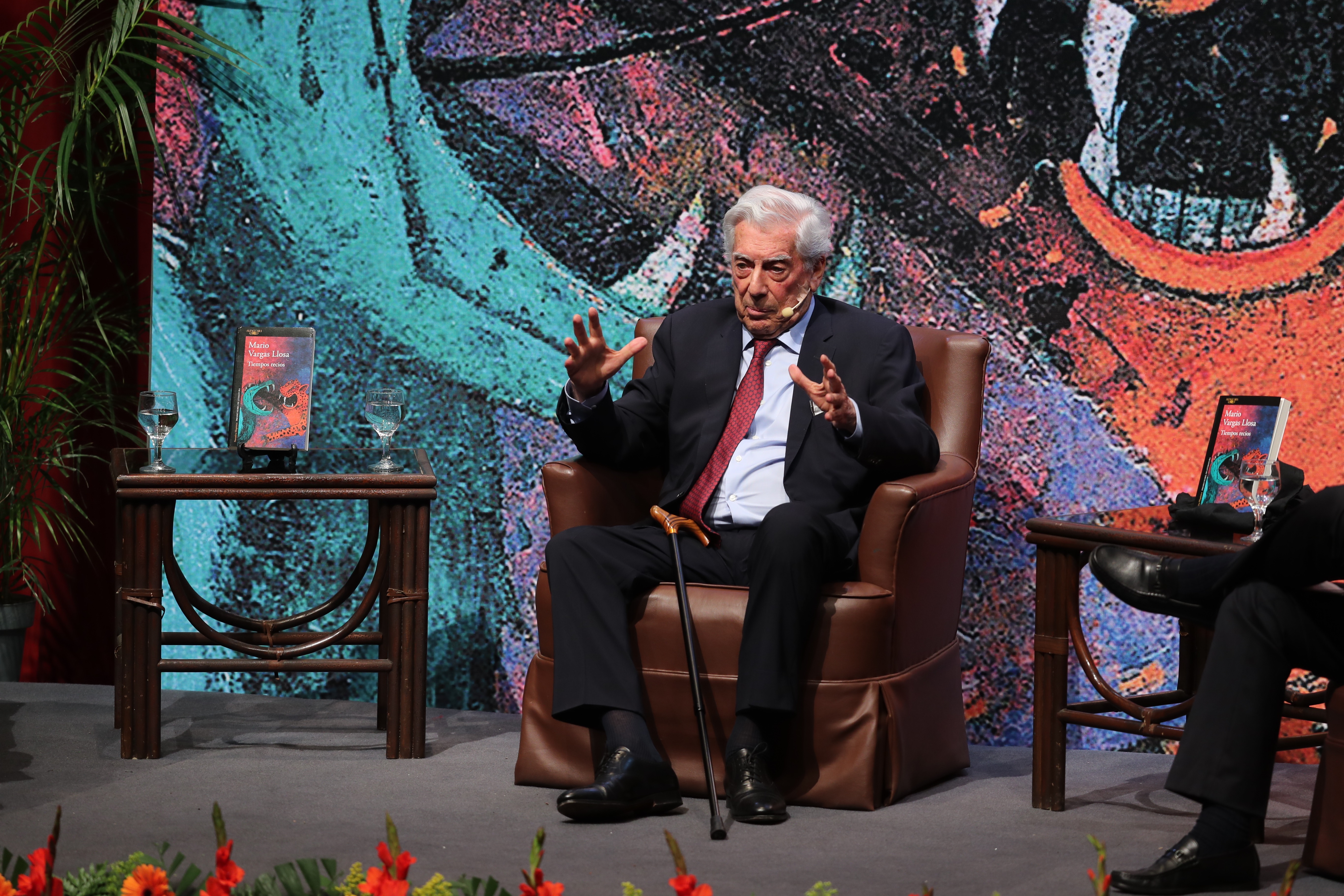 Mario Vargas Llosa hace su presentacin del libro tiempos recios el cual lo hacen en el Teatro Nacional Miguel Angel Asturias.Fotografa. Erick Avila           04/12/2019
