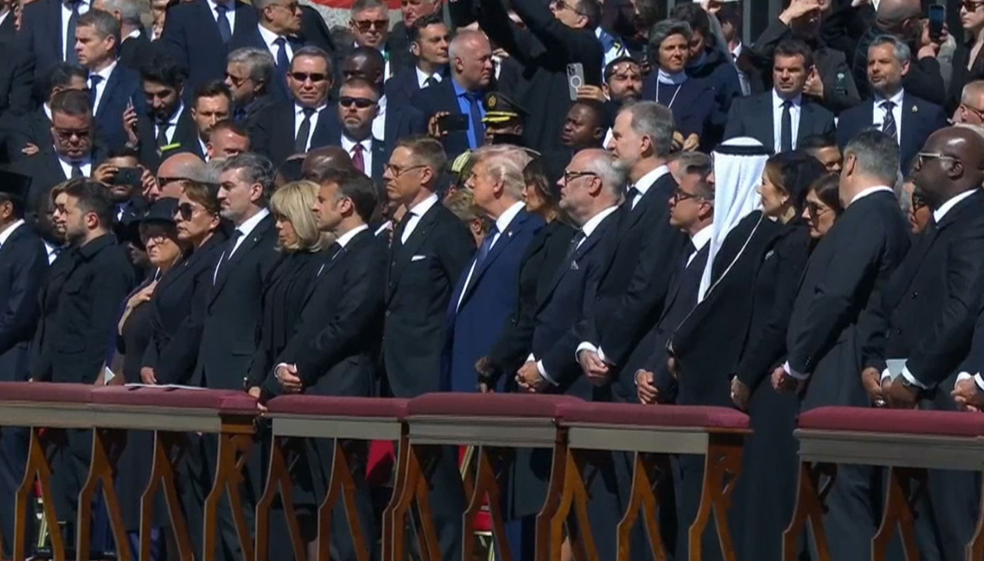 Captura de video de la señal Vatican Media, el rey Felipe VI; el presidente de Estados Unidos, Donald Trump; el de Francia, Emmanuel Macron y el de Ucrania, Volódimir Zelenski, en la plaza de San Pedro para asistir este sábado al funeral por el papa Francisco. (Foto Prensa Libre: EFE/Vatican Media)