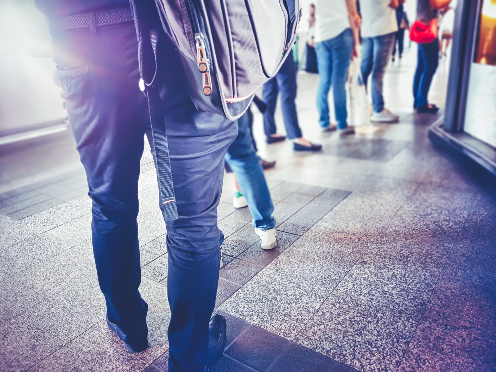 Personas haciendo fila