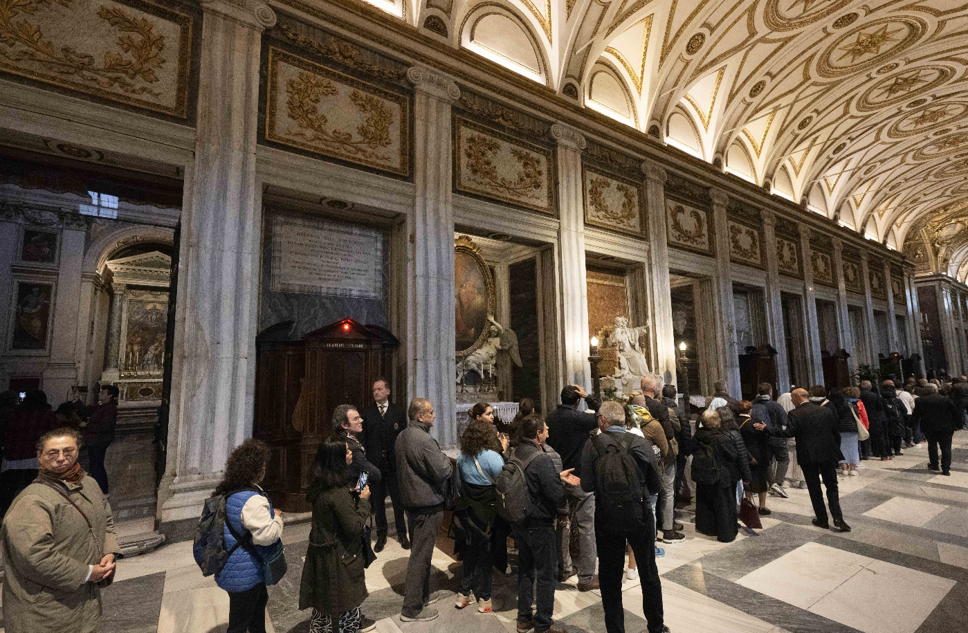 VISITAN TUMBA DEL PAPA