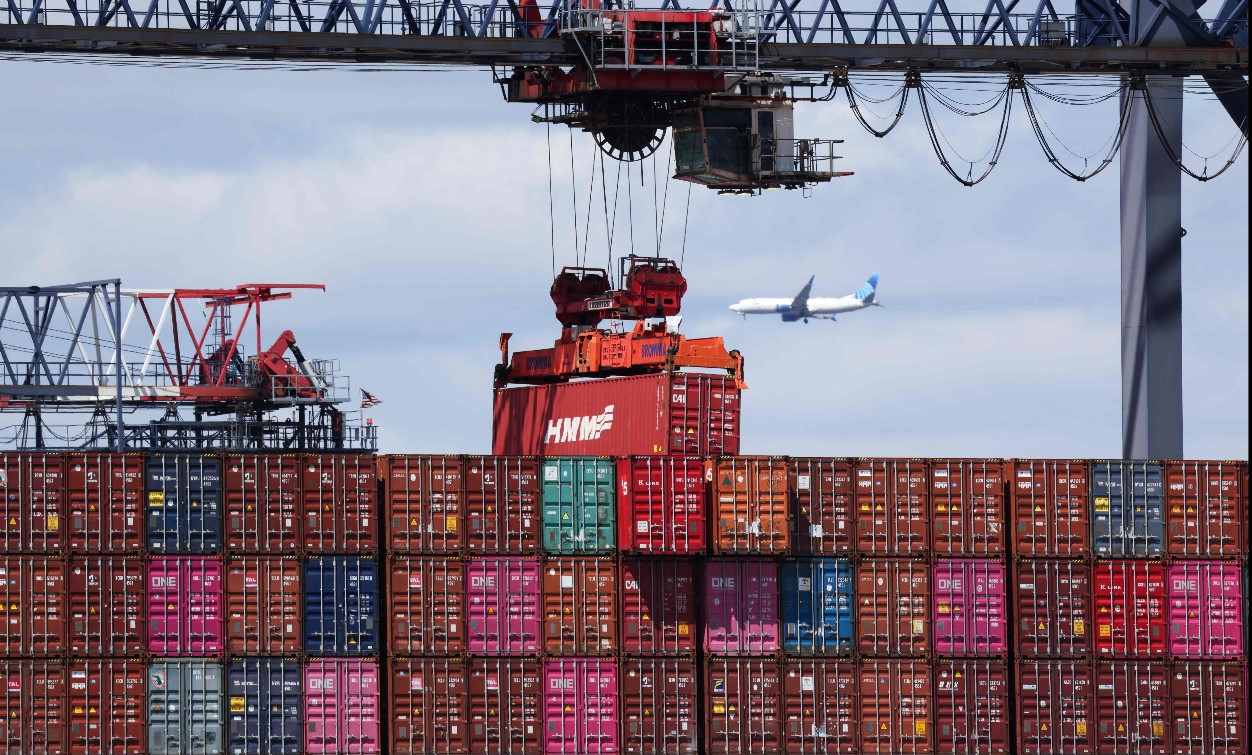 Contenedores en el puerto de Jersey, en Nueva Jersey. China prometió este martes luchar "hasta el final" con EE. UU. por la imposición de aranceles. (Foto Prensa Libre: AFP)