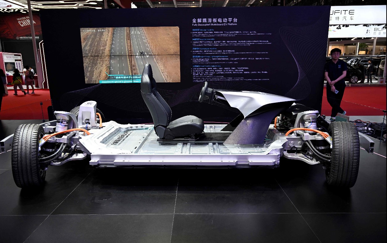 El objetivo de los robots chinos es mejorar la producción automovilística. Una exhibición en Shangái, China. (Foto Prensa Libre: AFP)