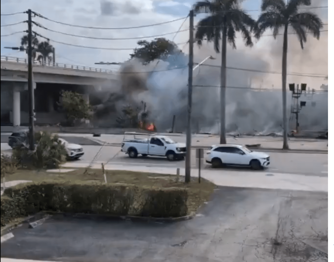 El Departamento de Policía de Boca Ratón confirma la muerte de tres personas después que una avioneta se estrelló en una calle transitada. (Foto Prensa Libre: captura de pantalla) 