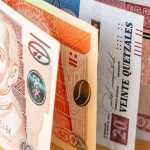 billetes quetzales de varias denominaciones