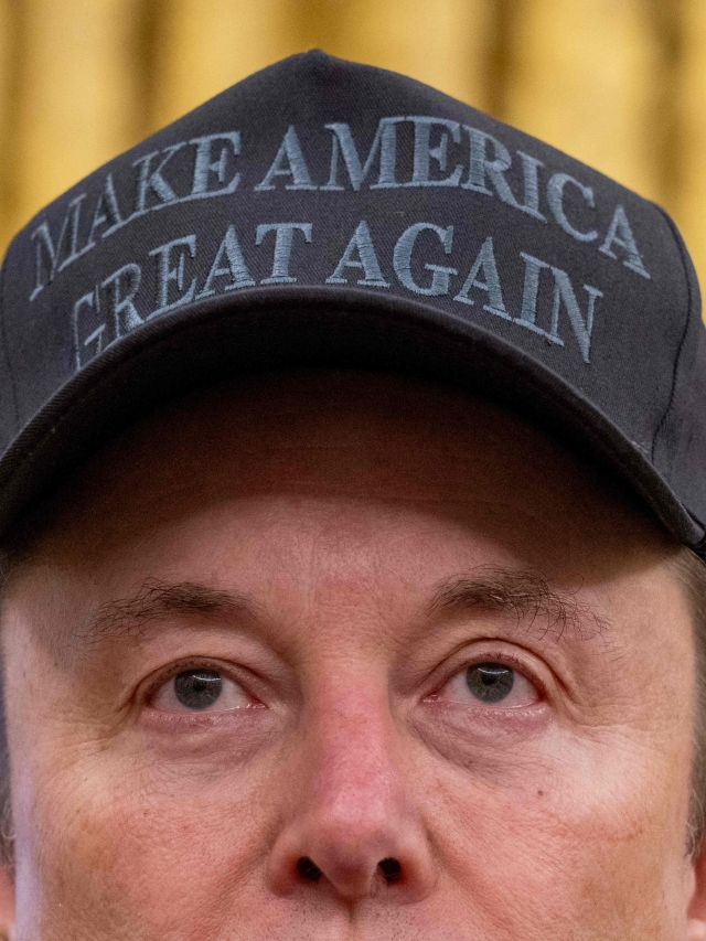 Musk joins President Trump at signing of Execurive Order