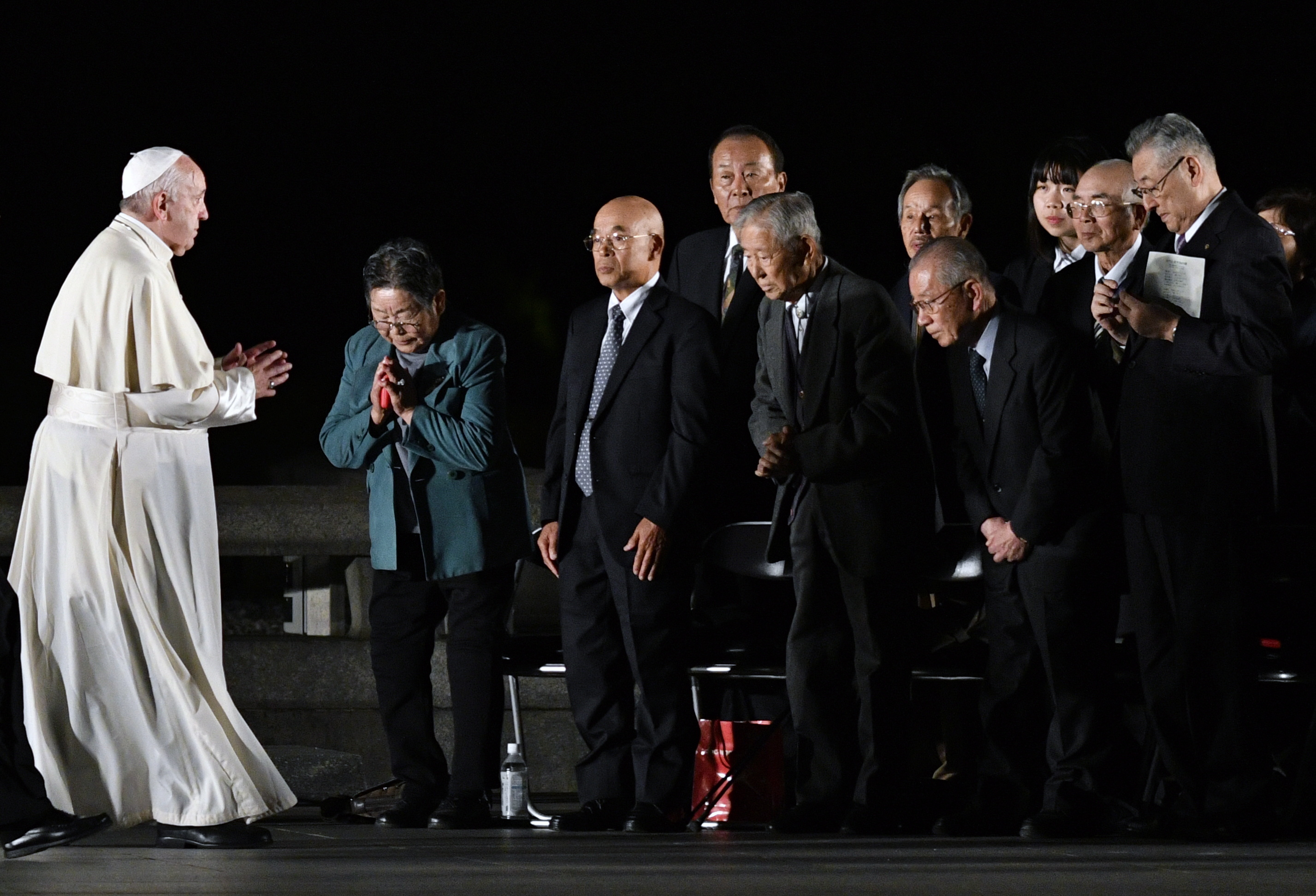 El papa Francisco saludando a los supervivientes de la bomba atómica durante un encuentro por la paz en el Parque Memorial de la Paz de Hiroshima, Japón, el 24 de noviembre de 2019. (Foto Prensa Libre: EFE)