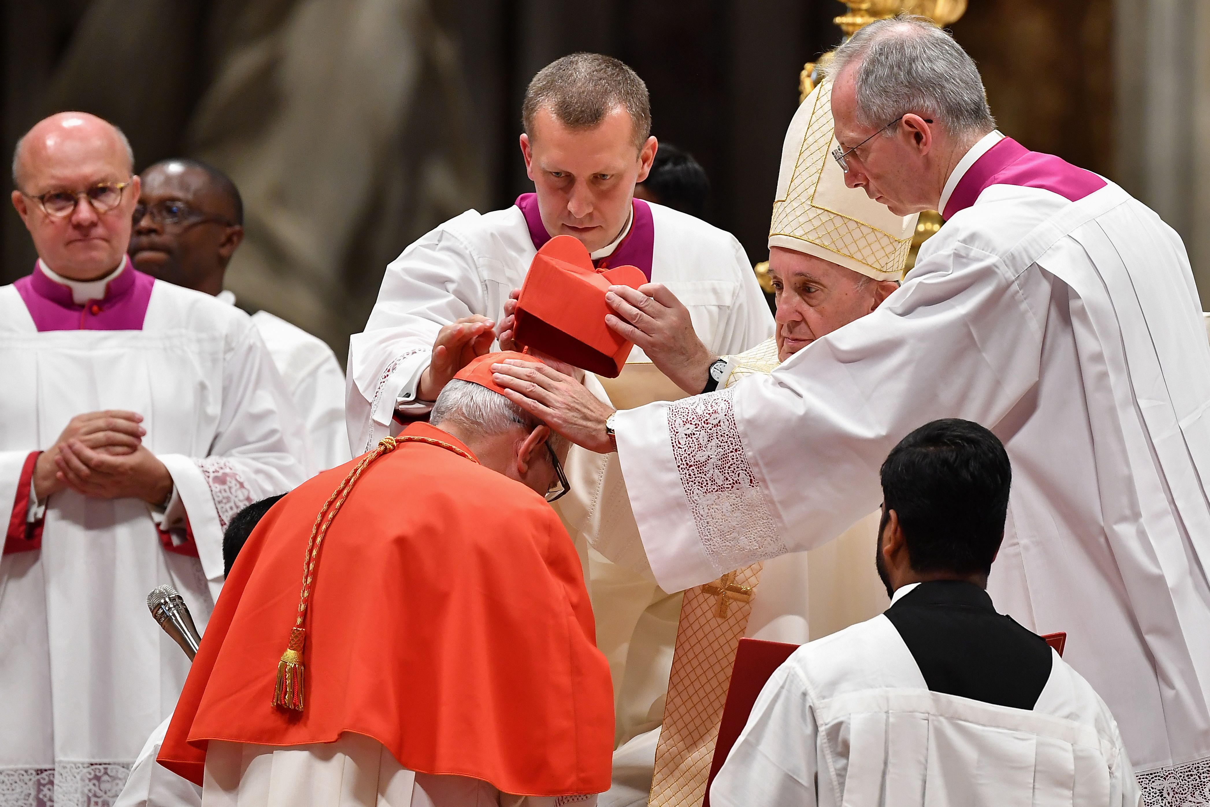 El papa Francisco (der.) coloca la birreta al nombrar al cardenal guatemalteco Álvaro Leonel Ramazzini Imeri (izq.), durante un Consistorio Público Ordinario para la creación de nuevos cardenales, la imposición de la birreta, la entrega del anillo y la asignación del título o diaconado, el 5 de octubre de 2019 en la Basílica de San Pedro del Vaticano. (Foto Prensa Libre: AFP)