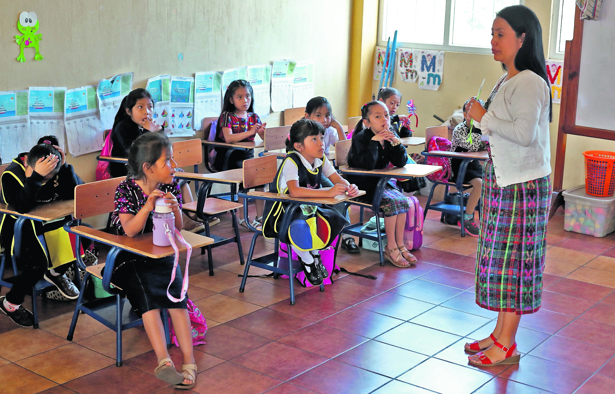 SANTO DOMINGO XENACOJ. Se visitó el municipio de Santo Domingo Xenacoj del departamento de Sacatepéquez, cuenta con una población aproximada de 15 mil habitantes. Este municipio tiene ya 6 años de ser catalogado como "amigo de la lectura", se realizaron una serie de fotografías en la Escuela de Santo Domingo, para traficar el tema. En la imagen, estudiantes de párvulos leen y realizan actividades que fomentan el gusto por la lectura.Juan Diego González.  161024