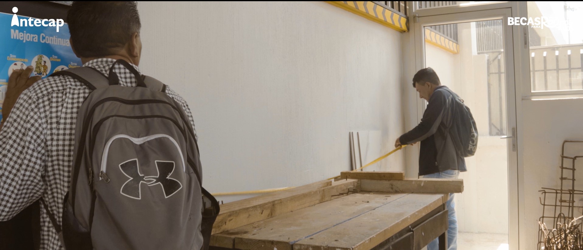 Dos guatemaltecos retornados que participaron en 2024 en el proyecto piloto de cursos dirigidos a migrantes retornados. (Foto, Prensa Libre: cortesía Intecap)